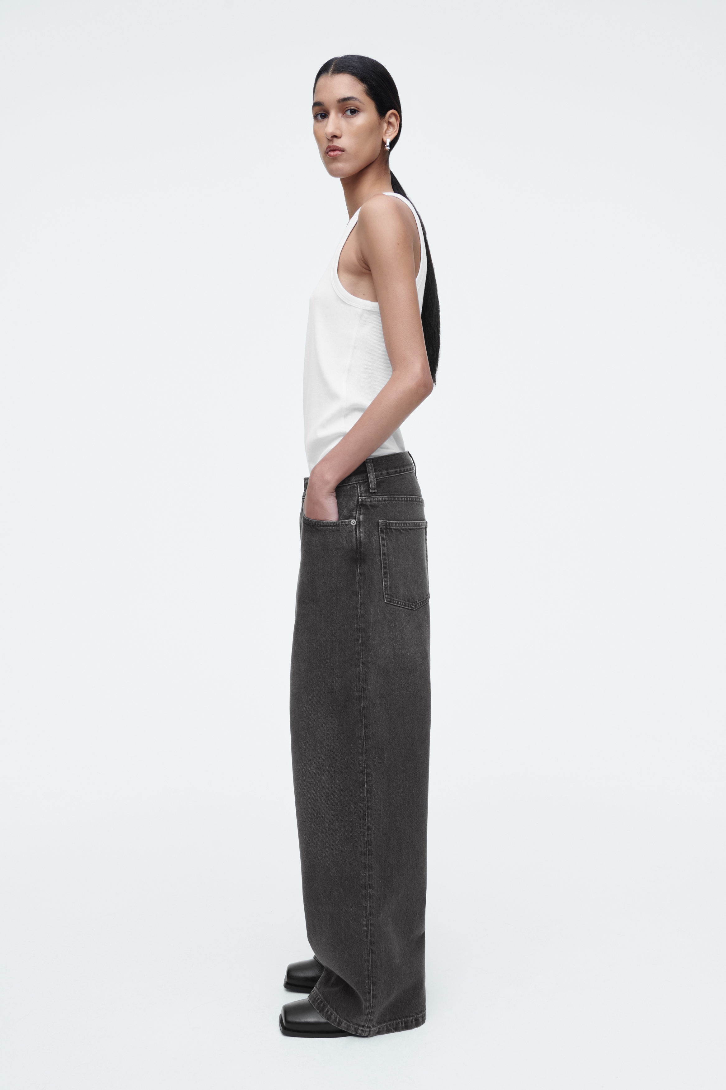 パンツ COS VOLUME JEANS WIDE 26 VOLUME WIDE-LEG JEANS - WASHED BLACK | COS