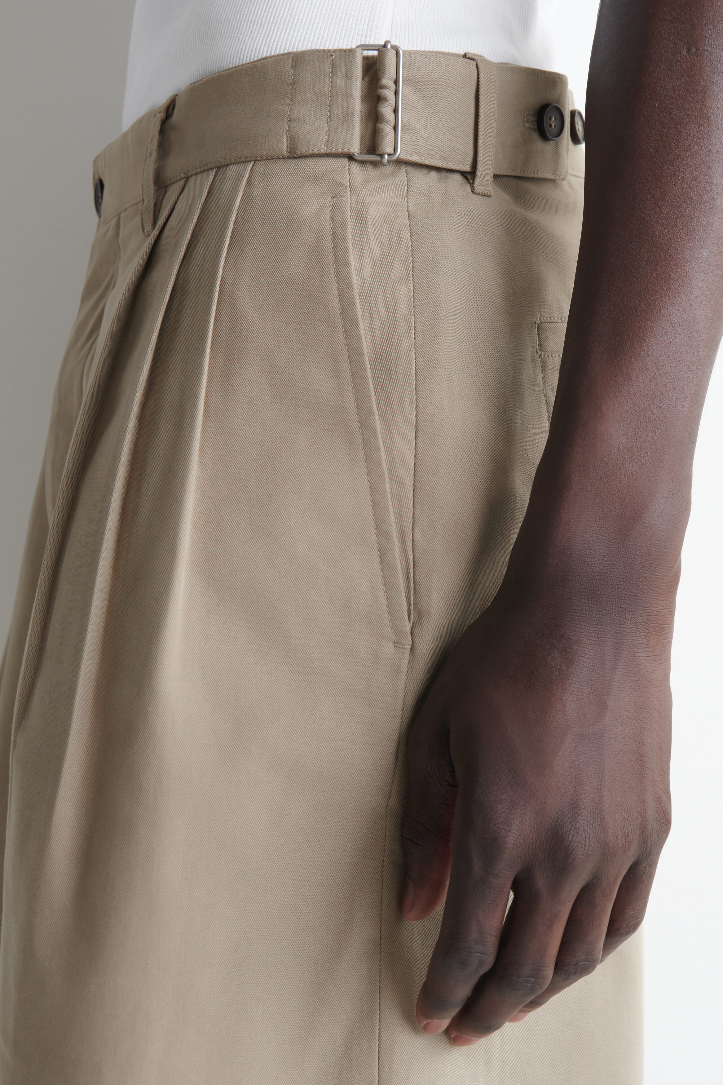 BELT-DETAIL TAILORED COTTON CHINO SHORTS - thumbnail 4