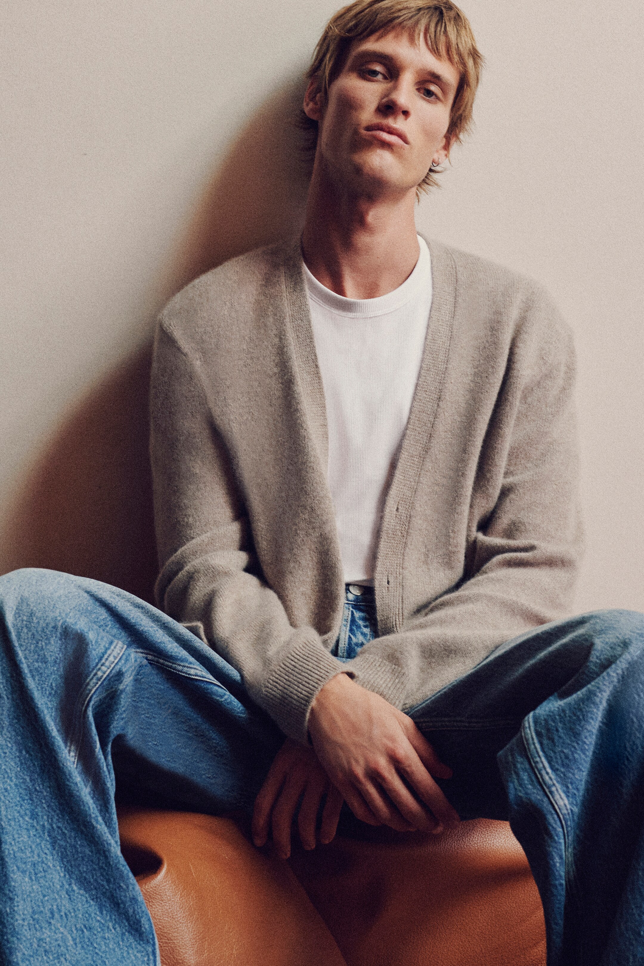 Größeres Bild anzeigen: STRICKJACKE AUS KASCHMIR MIT V-AUSSCHNITT - HELL UNGEFÄRBT - Men | H&M AT 8