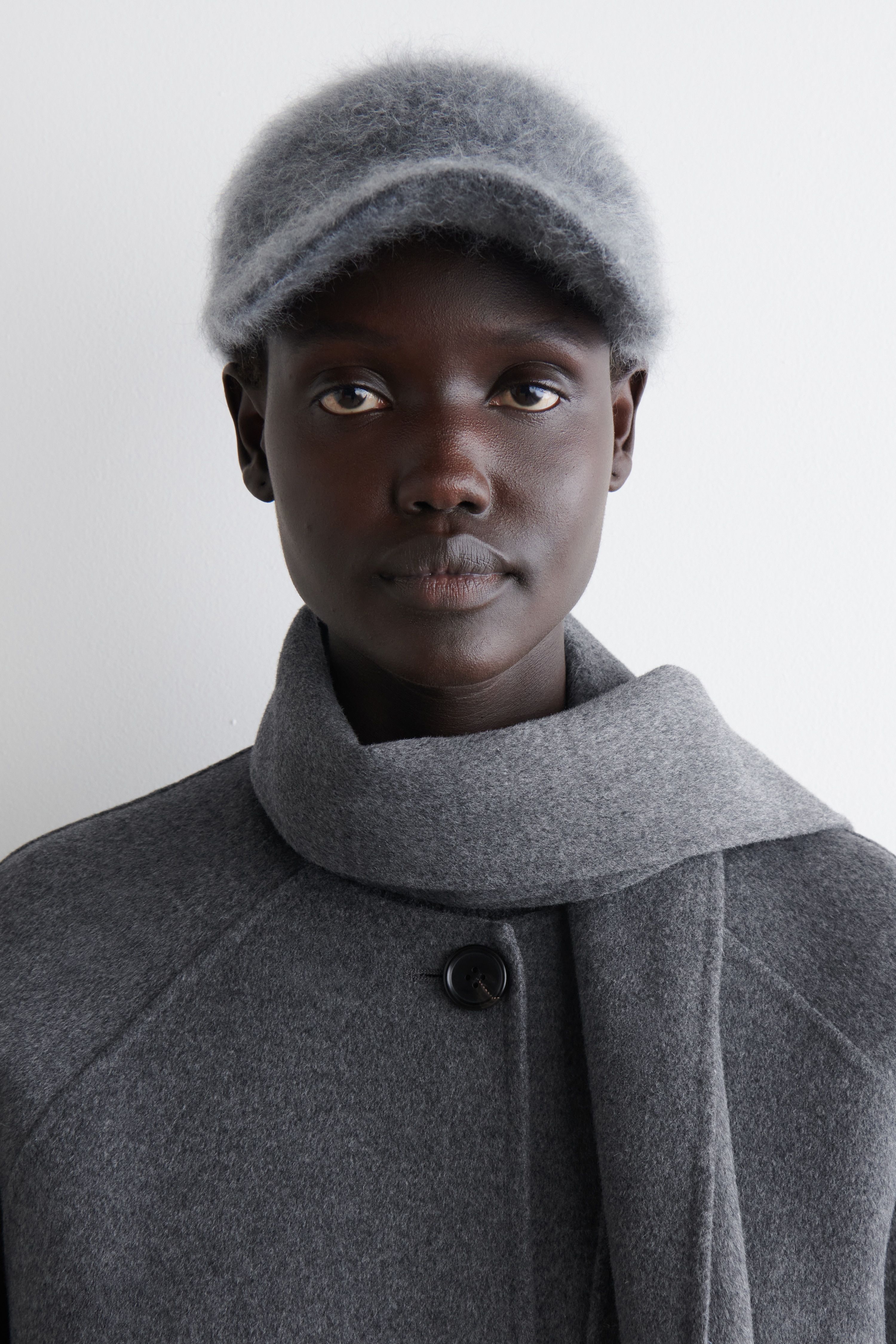 Бейзболна шапка от кашмир с мъхеста текстура - СИВО/КАФЯВО