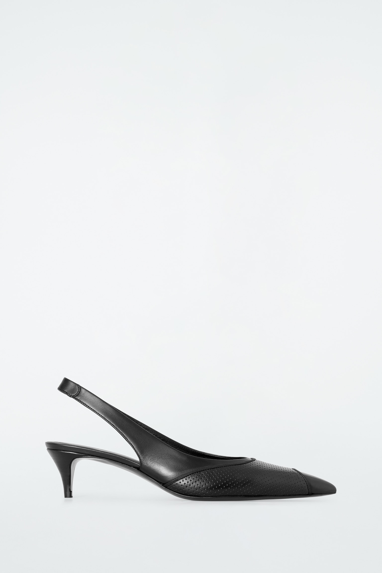 PERFORIERTE HEELS AUS LEDER MIT SLINGBACK-RIEMEN - SCHWARZ/WEISS