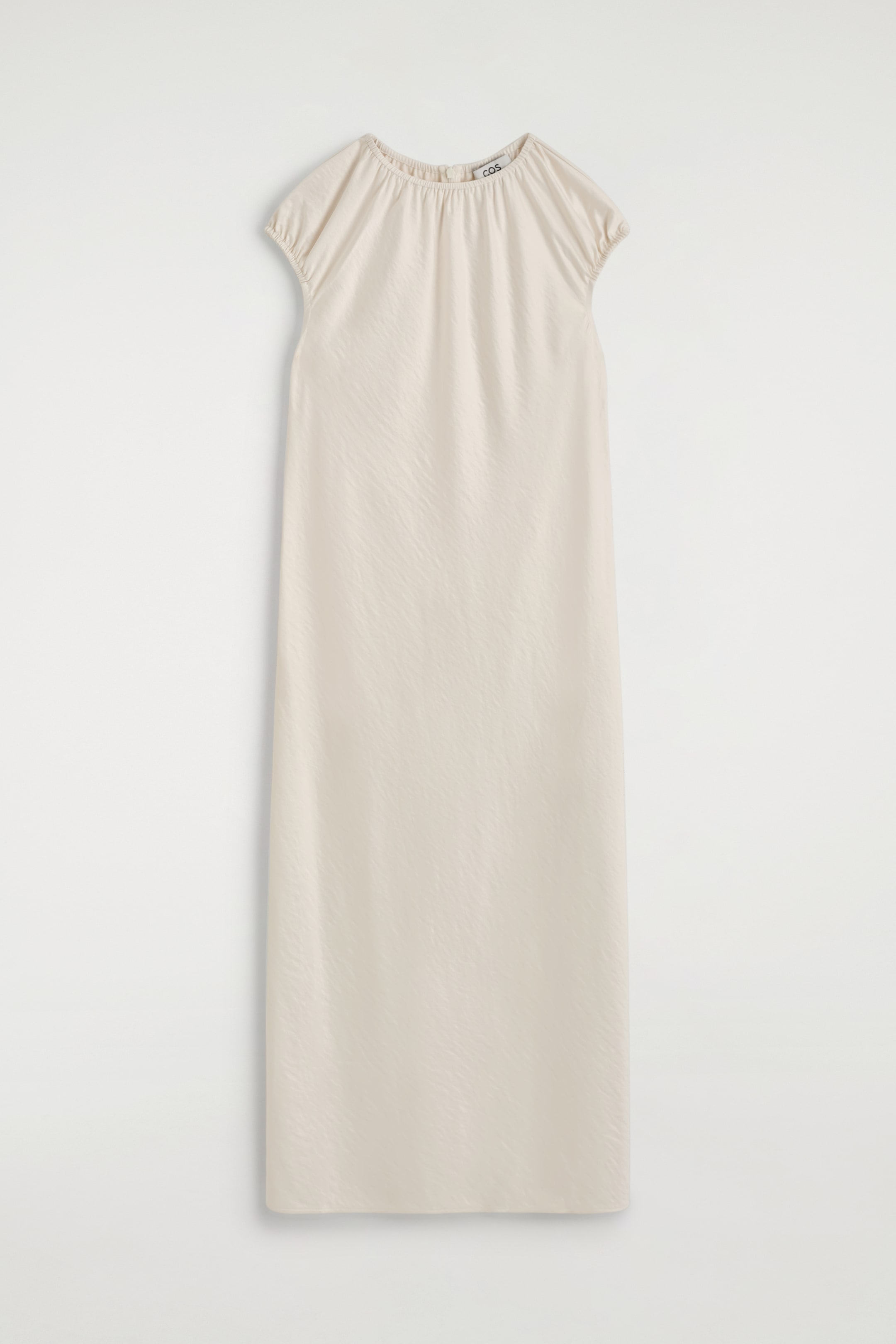 Agrandir l'image: Une robe midi crème claire est visible de face, mettant en valeur un tissu à léger brillant avec une texture légèrement froissée. Elle présente un col rond froncé et de courtes manches chapeau froncées, se prolongeant par une coupe midi ajustée.