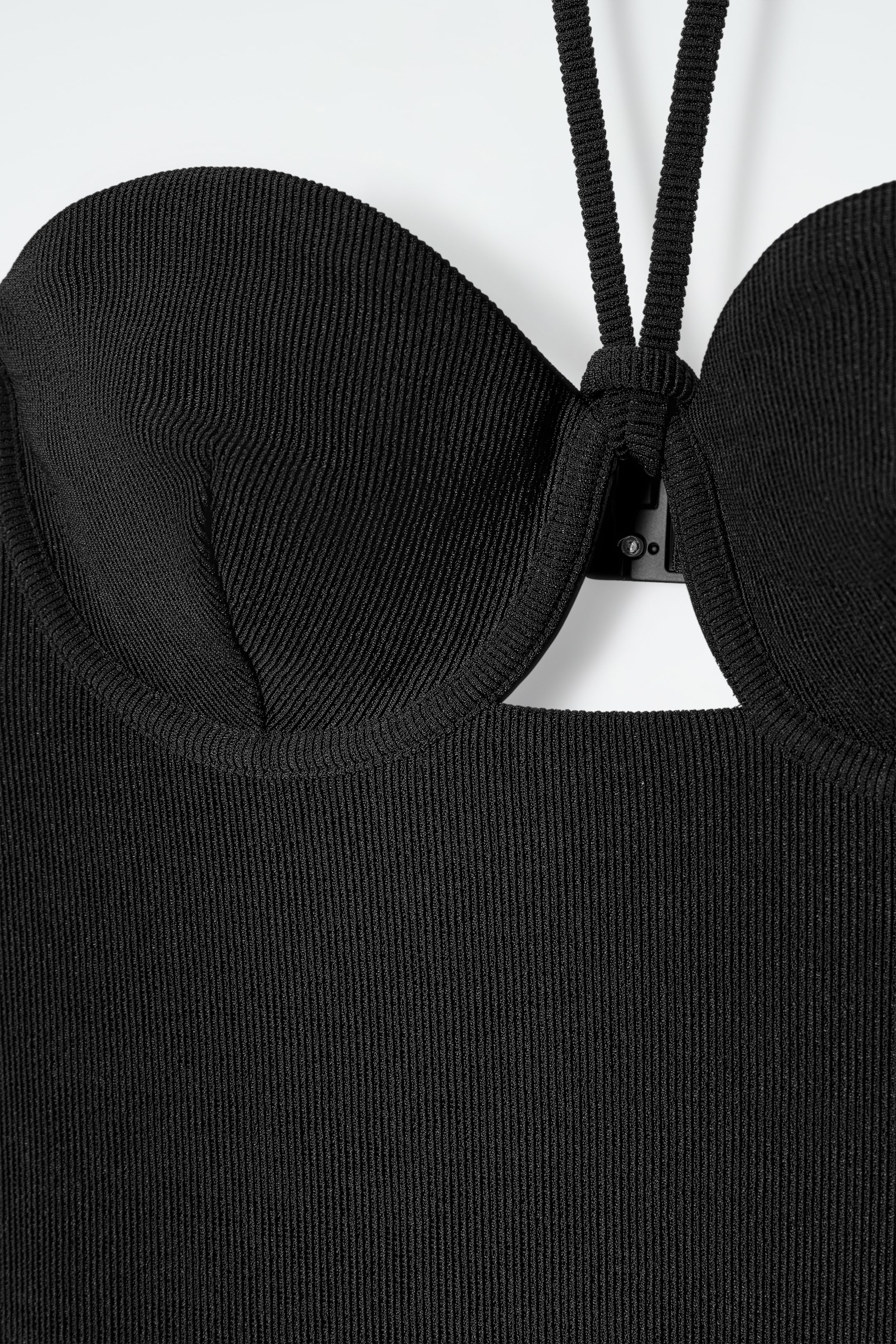 Visualizza immagine più grande: COSTUME INTERO A COSTE CON FERRETTO - NERO - DONNA | H&M IT 4