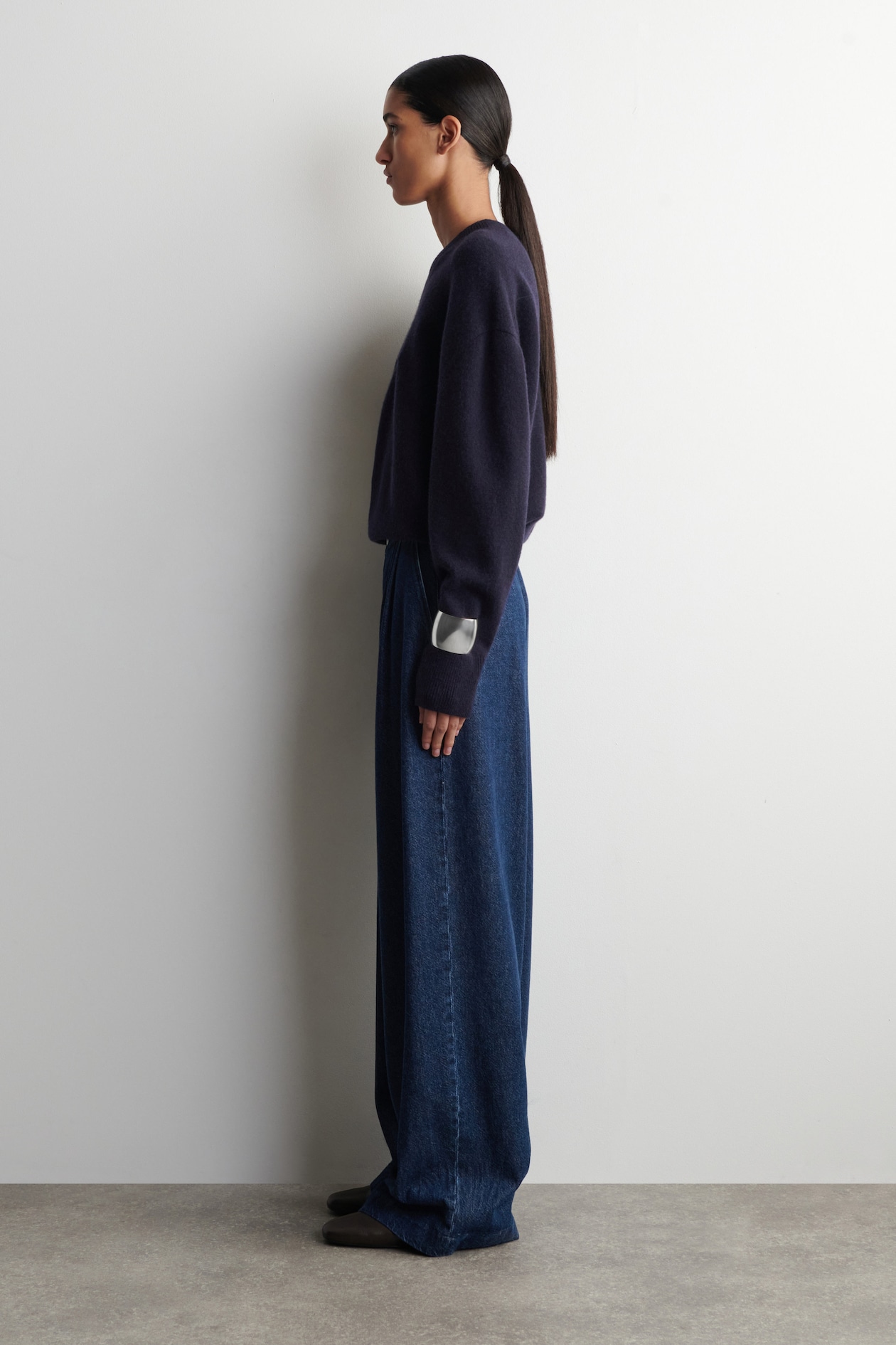 PLEATED WIDE-LEG DENIM PANTS — DARK BLUE