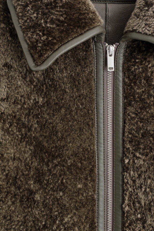 LEATHER-BONDED SHEARLING LONG COAT — KHAKI