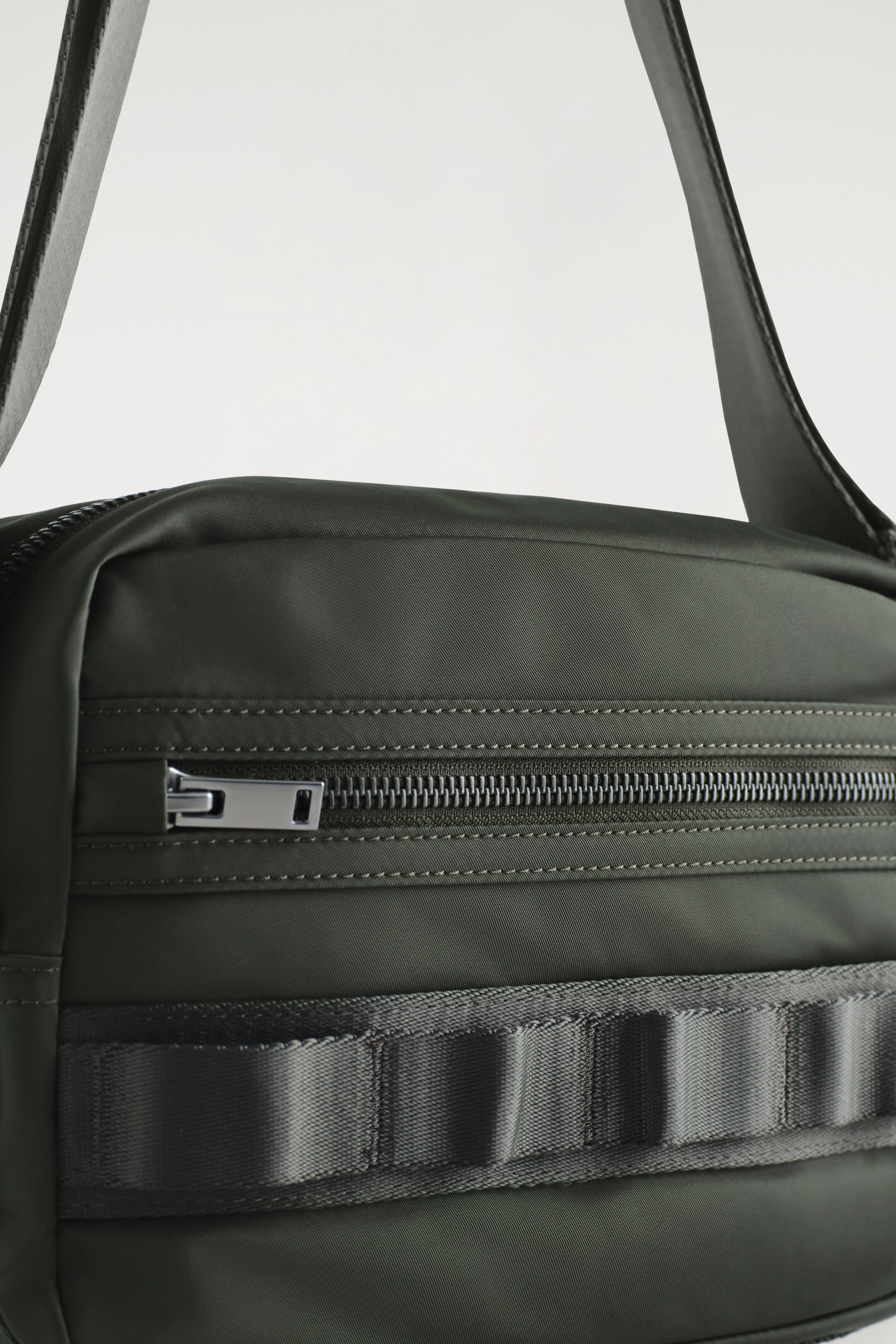 Zobacz większy obraz: NYLONOWA TORBA „TRANSIT” TYPU CROSSBODY - KHAKI - ON | H&M PL 5