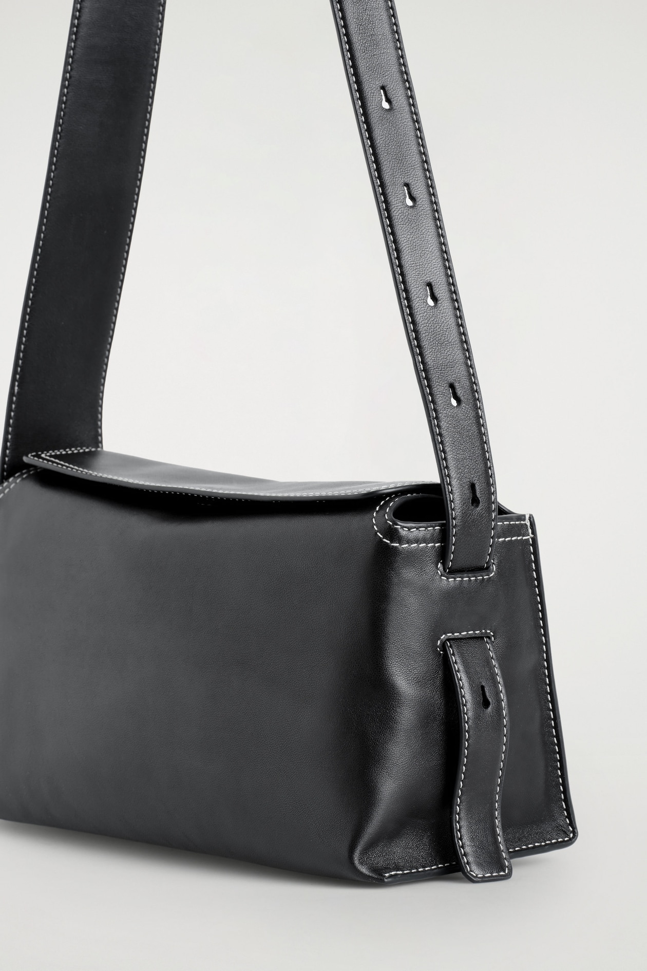 PLINTH CROSSBODY BAG - LEATHER — BLACK