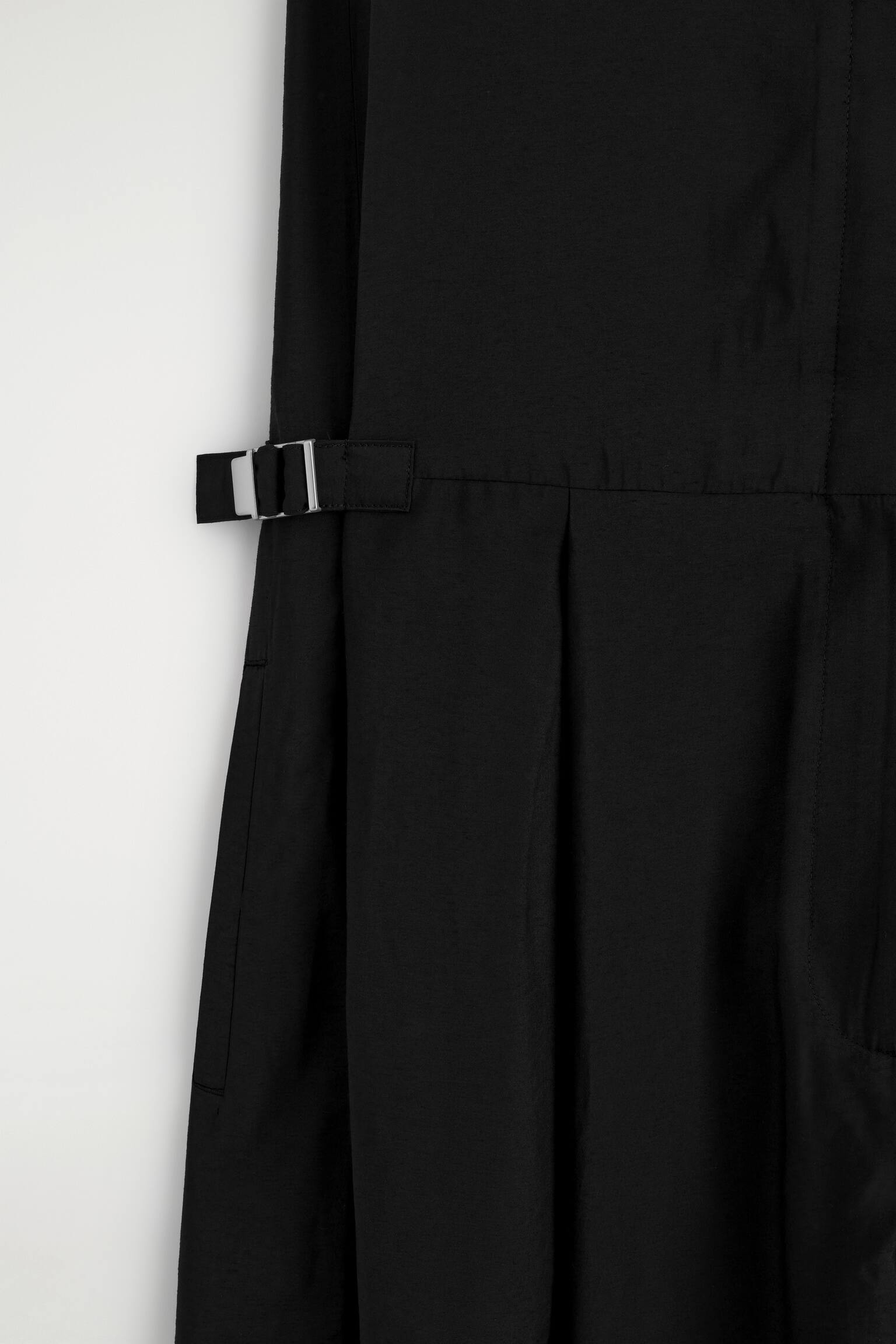 MONO UTILITARIO CON CUELLO CHAL - NEGRO - 7