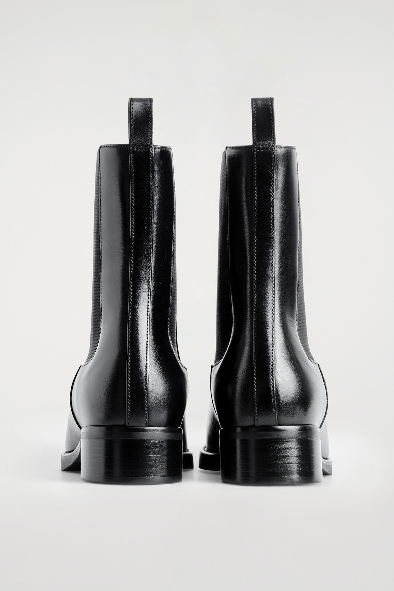 LEATHER CHELSEA BOOTS — BLACK