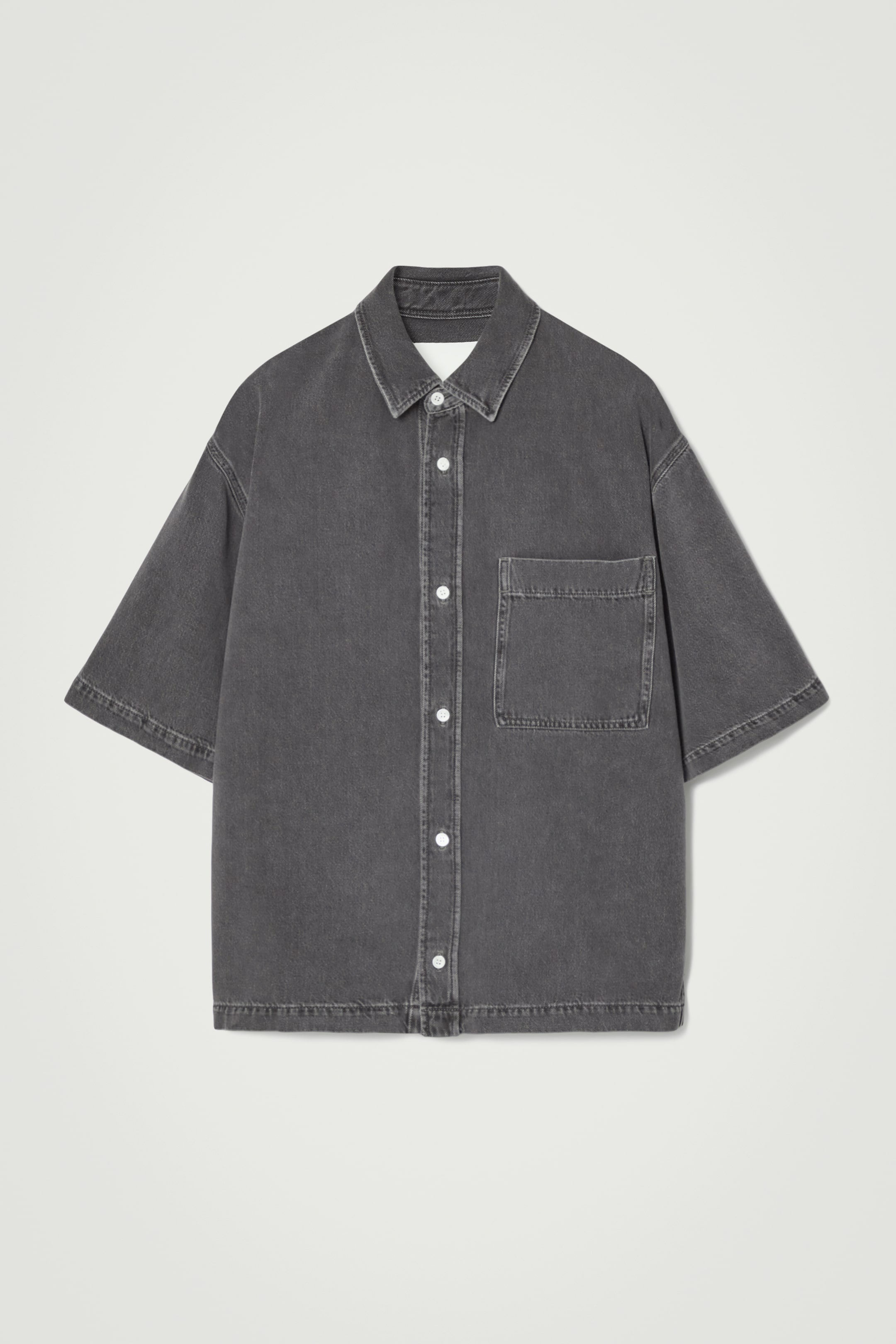 Ingrandisci l'immagine: OVERSIZED SHORT-SLEEVED DENIM SHIRT - WASHED BLACK - UOMO | H&M CH 1
