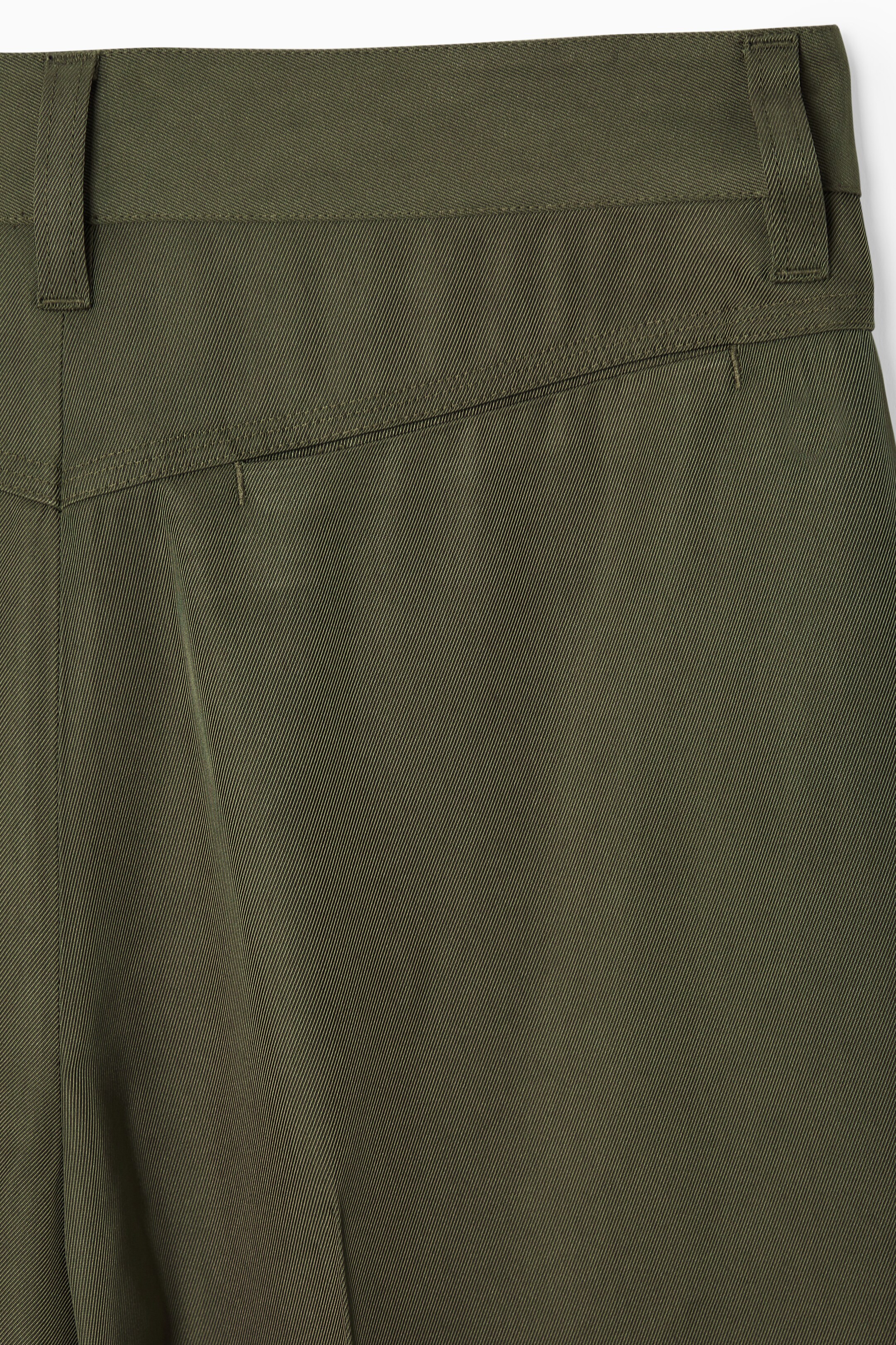 Grösseres Bild ansehen: FLIESSENDE GERADE HOSE MIT NORMALER PASSFORM - DUNKLES KHAKI - DAMEN | H&M CH 2