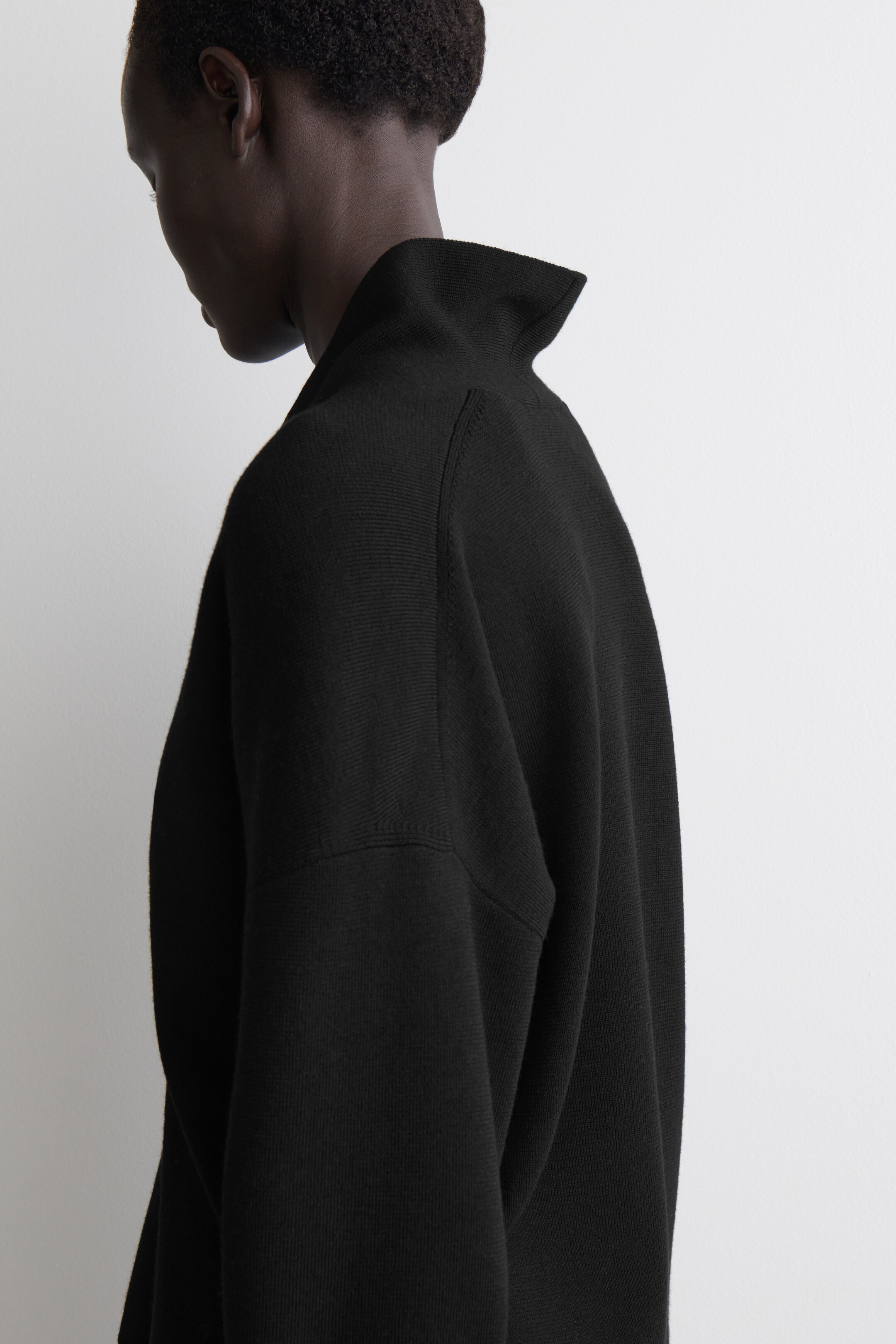 Visualizza immagine più grande: MAGLIONE CON SCOLLO A V IN LANA MERINO - NERO - DONNA | H&M IT 5
