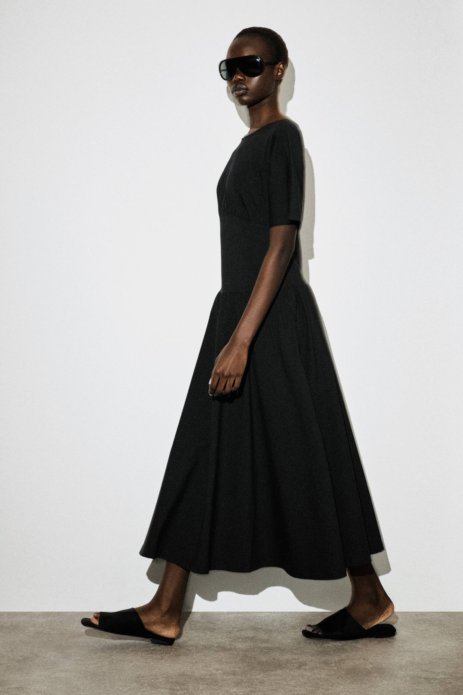 שמלת מידי מכותנה עם הדגשה במותן - שחור/צהוב חמאה - 5