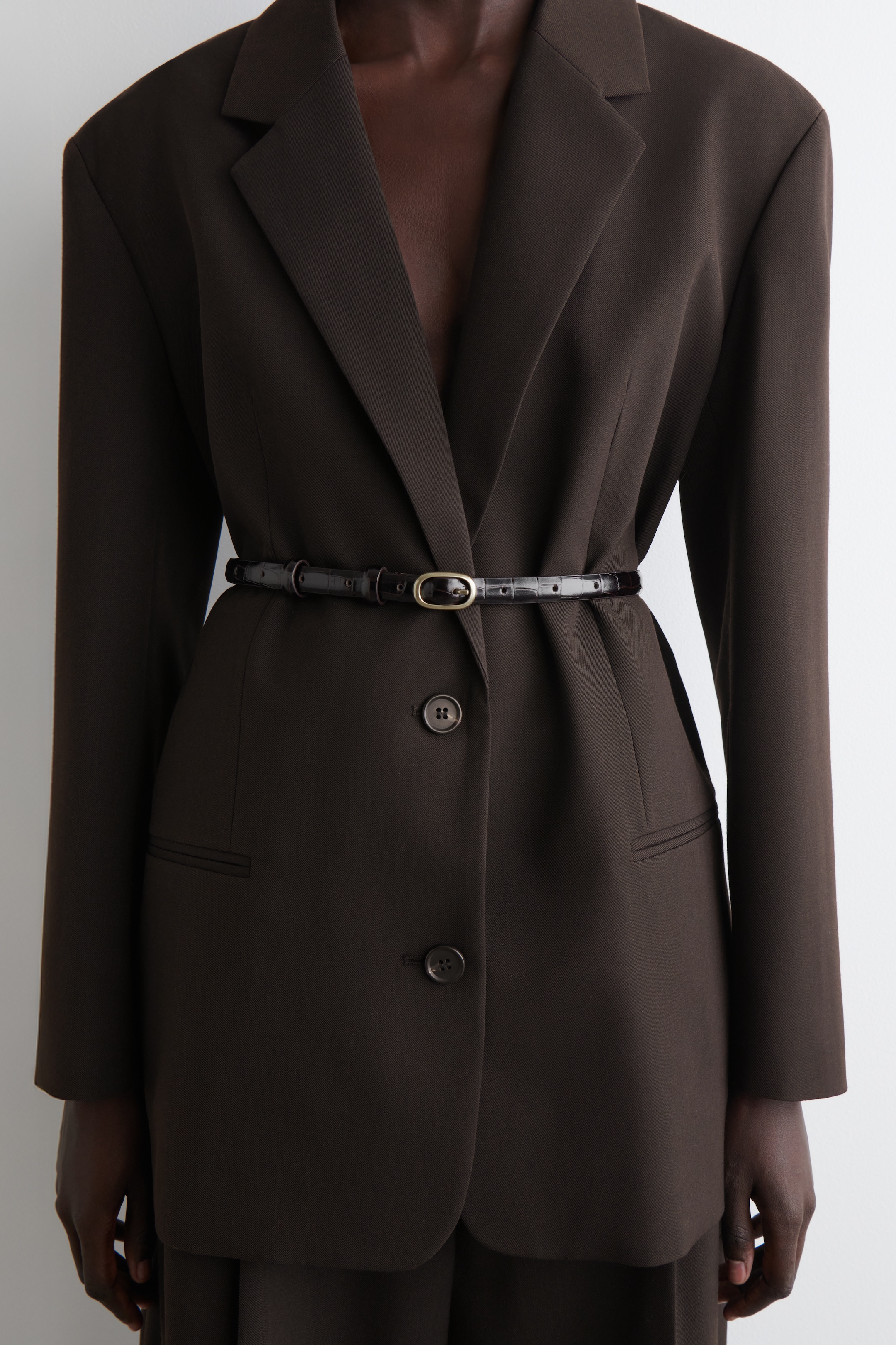 Grotere afbeelding bekijken: SLIM RIEM VAN LEER MET KROKOPRINT - BRUIN - DAMES | H&M BE 1