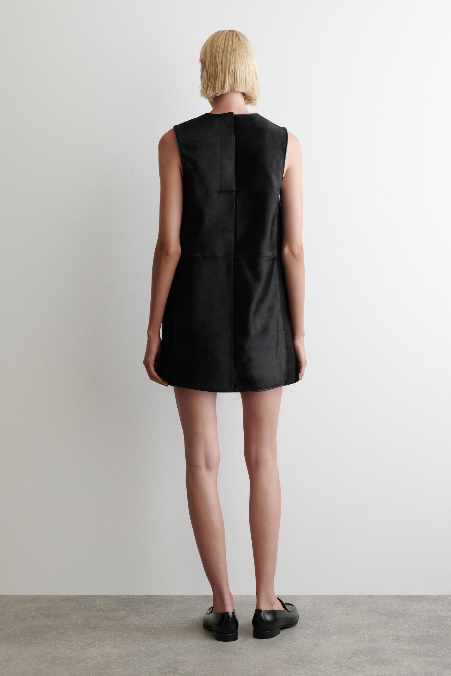 VESTIDO CORTO DE PIEL 'PONY HAIR' - NEGRO - 4