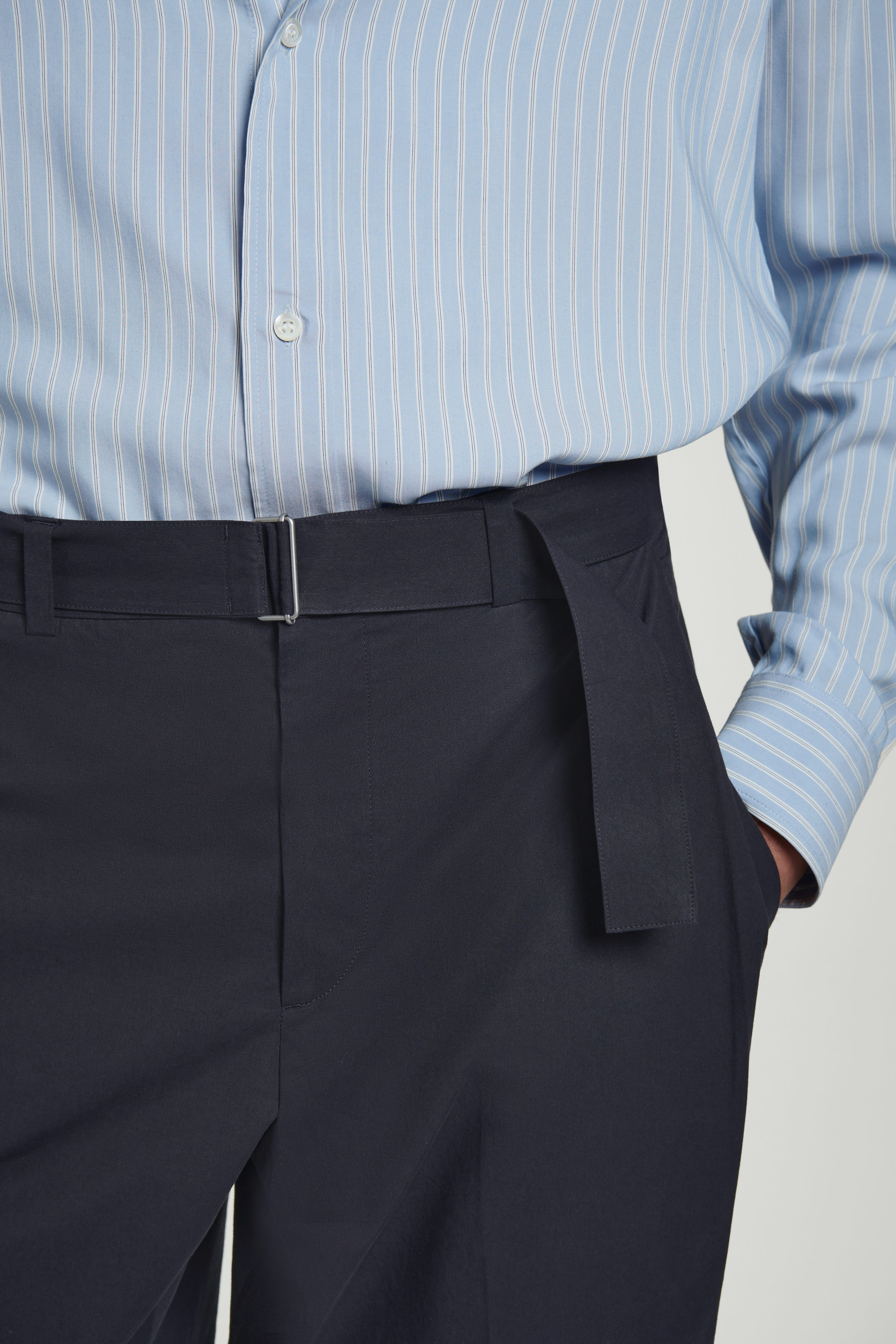 PANTALON CEINTURÉ À PINCES EN COTON