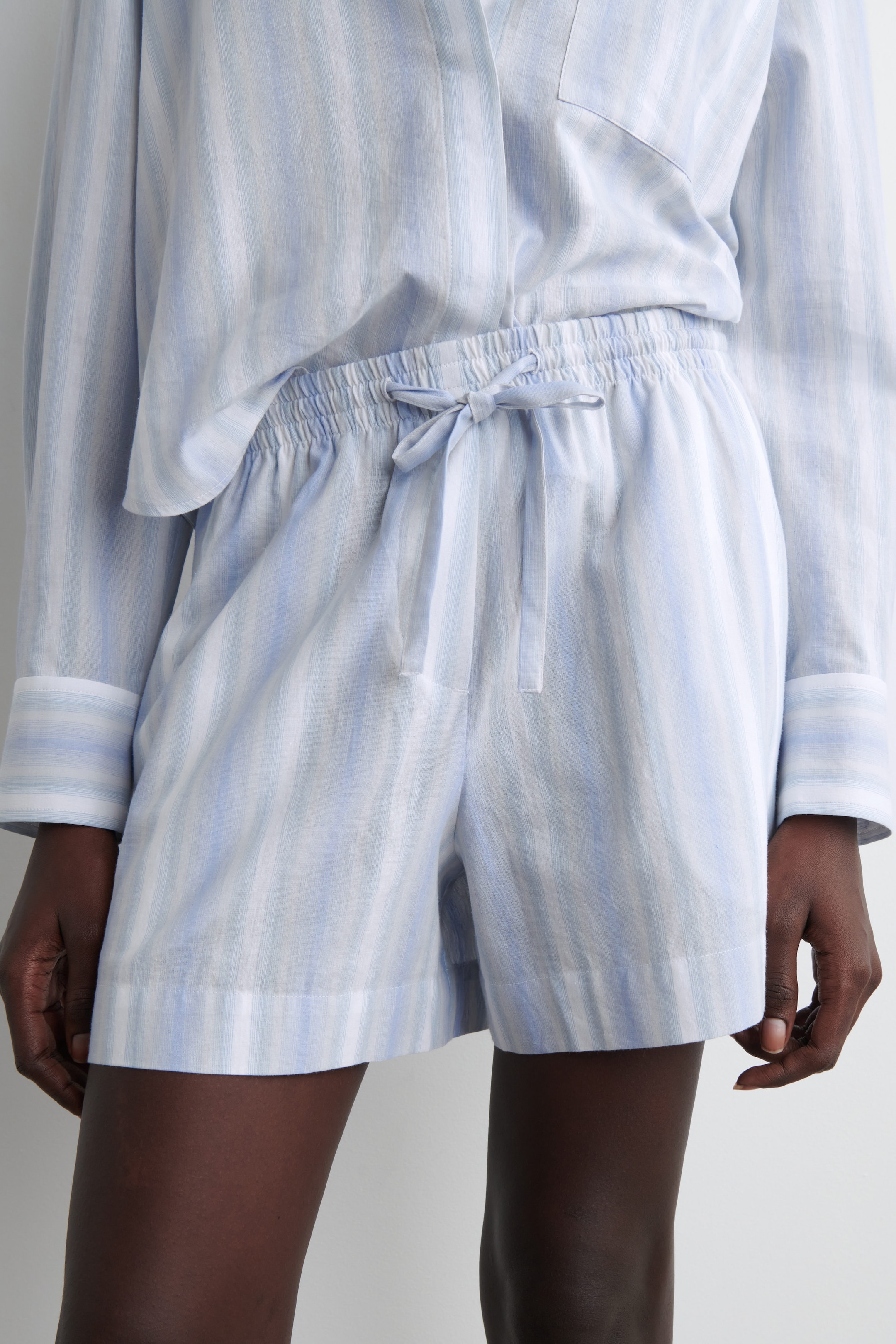 PANTALÓN CORTO DE RAYAS CON TEXTURA