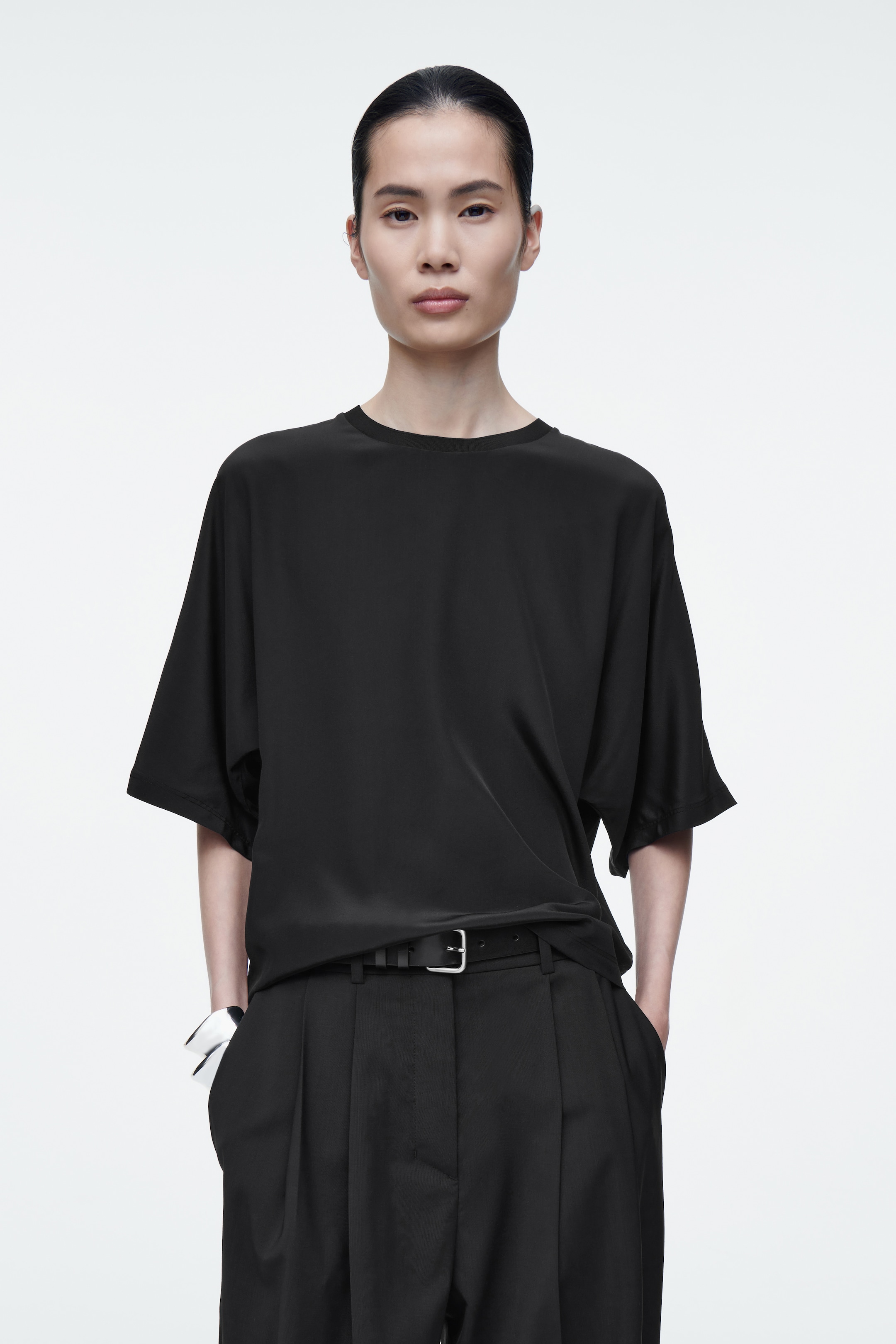 Visa större bild: T-SHIRT I SIDEN MED FLADDERMUSÄRM - SVART - DAM | H&M SE 1