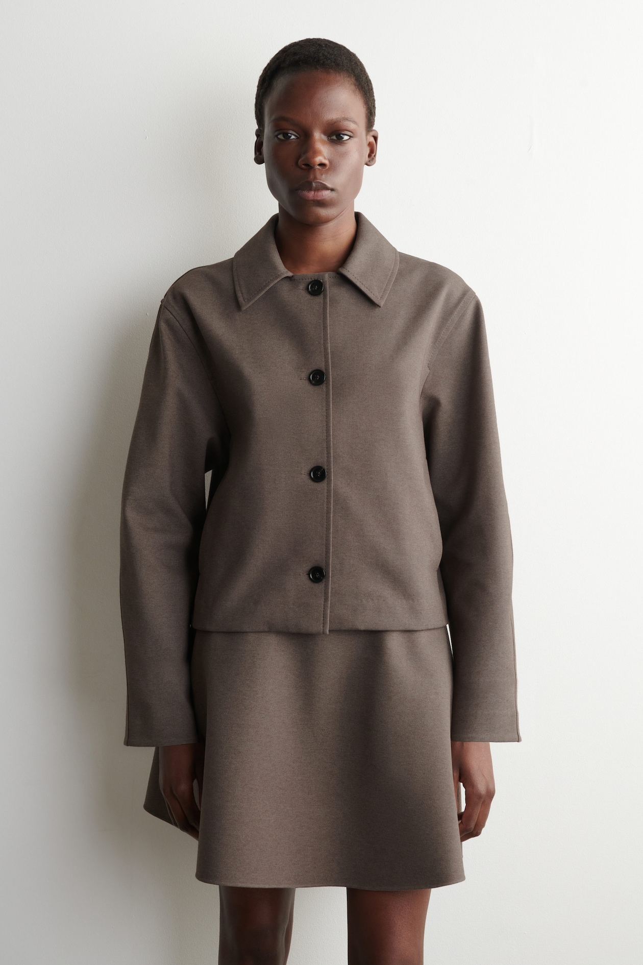 ROUNDED JERSEY JACKET — BROWN