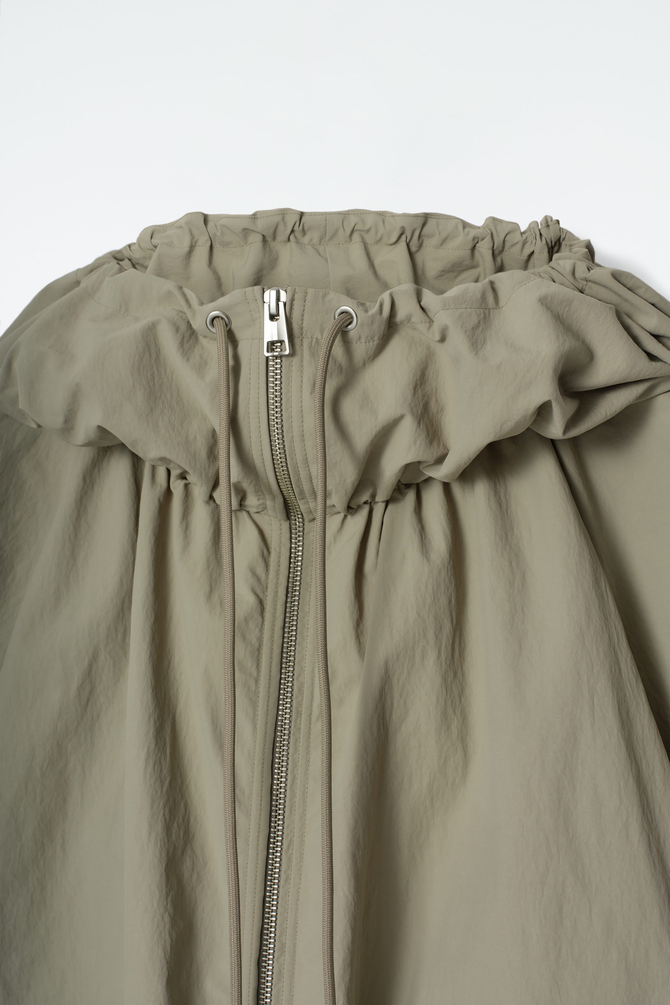 PARKA TÉCNICA CON CAPUCHA