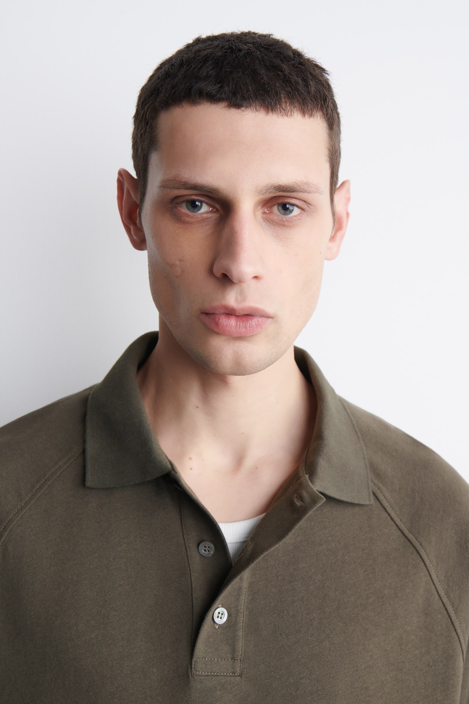 POLO EN MEZCLA DE ALGODÓN Y LINO RELAXED FIT - MARRÓN/AZUL MARINO - 5