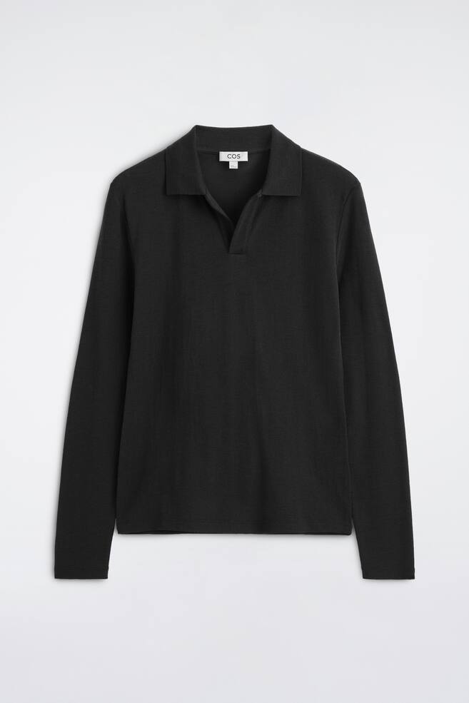 Ein schwarzes, schmal geschnittenes Polohemd aus Wolljersey ist von vorne zu sehen und zeigt eine knopflose, offene Knopfleiste sowie einen Kentkragen. Das Shirt verfÃ¼gt Ã¼ber lange Ãrmel mit sauber verarbeiteten BÃ¼ndchen und einem geraden Saum. - 1