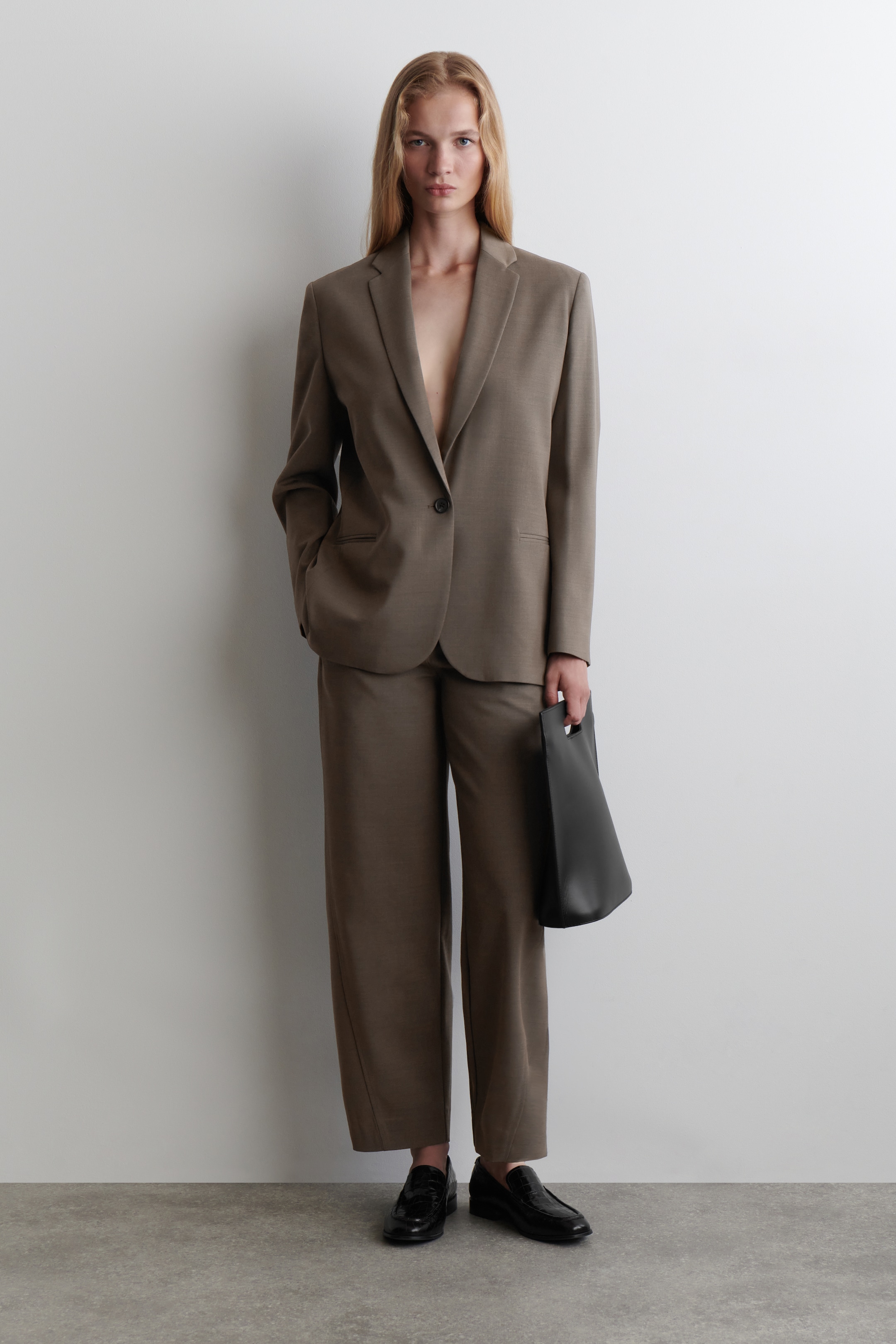Größeres Bild ansehen: VERKÜRZTE HOSE AUS WOLLE MIT BARREL-BEIN - BRAUN - Ladies | H&M DE 1