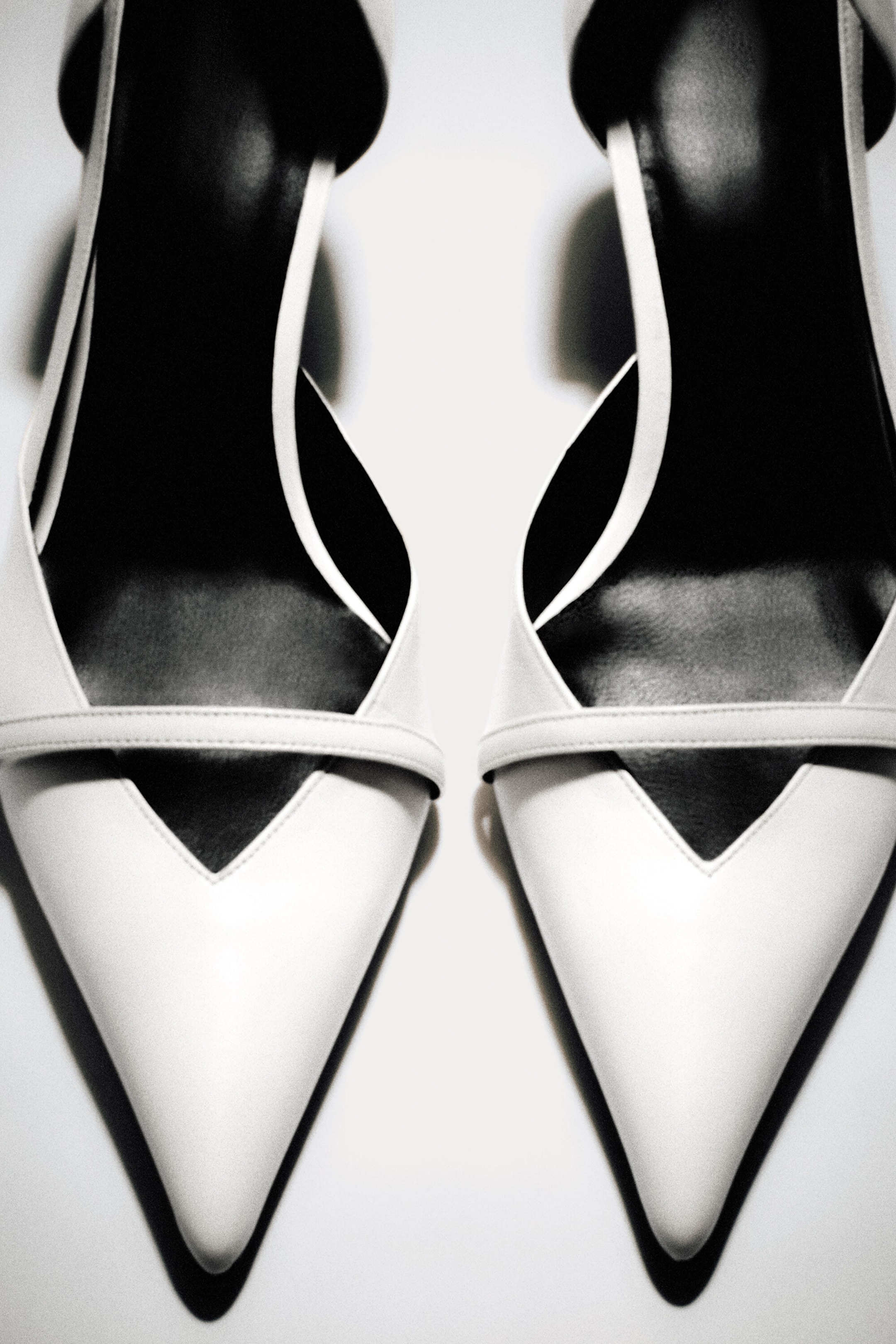 PUMPS AUS LEDER MIT RIEMEN