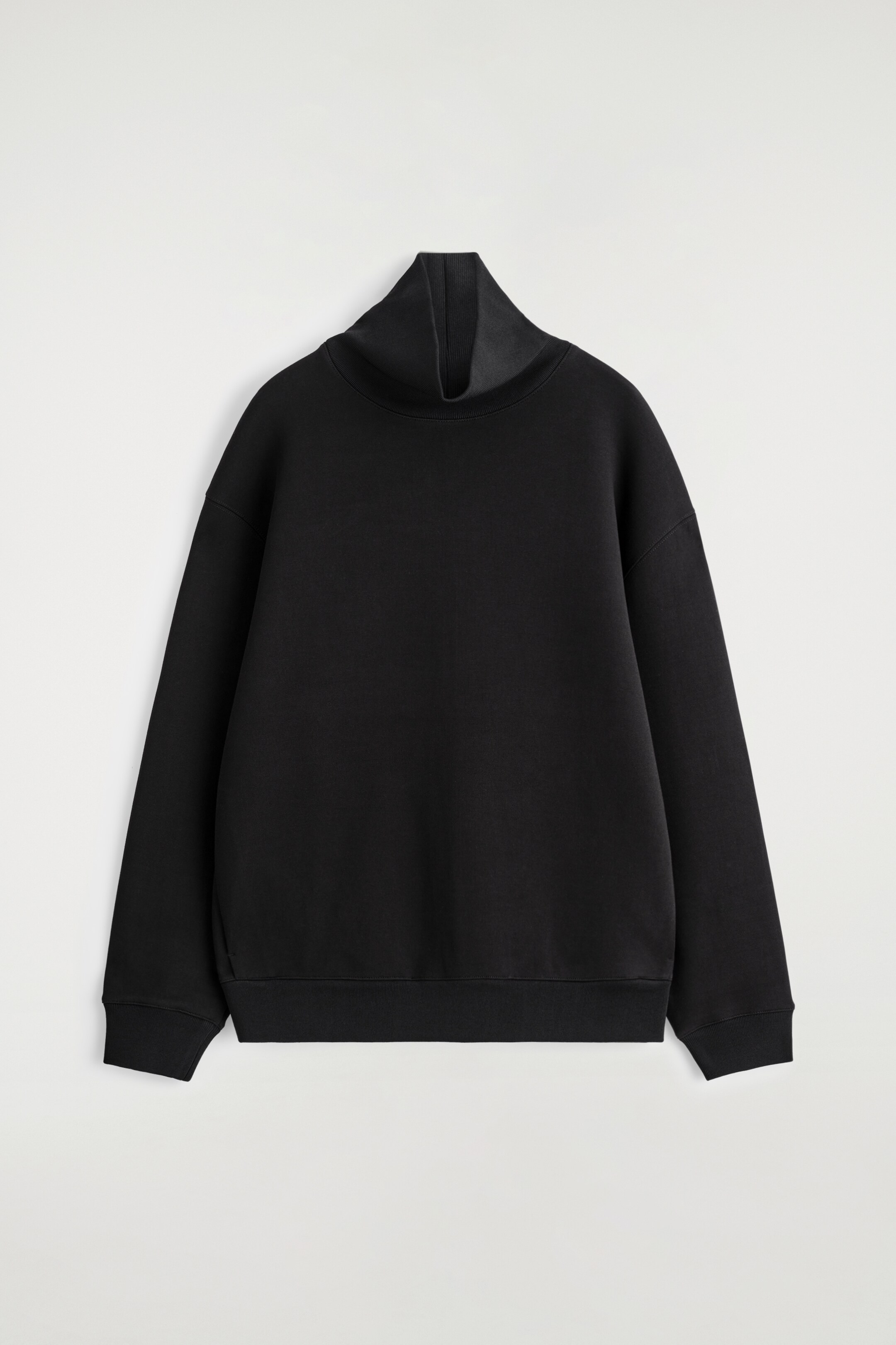 Agrandir l'image: Un sweat-shirt noir est présenté de face, avec une coupe décontractée. Il possède un col cheminée haut et est fini avec des poignets côtelés et un ourlet côtelé.