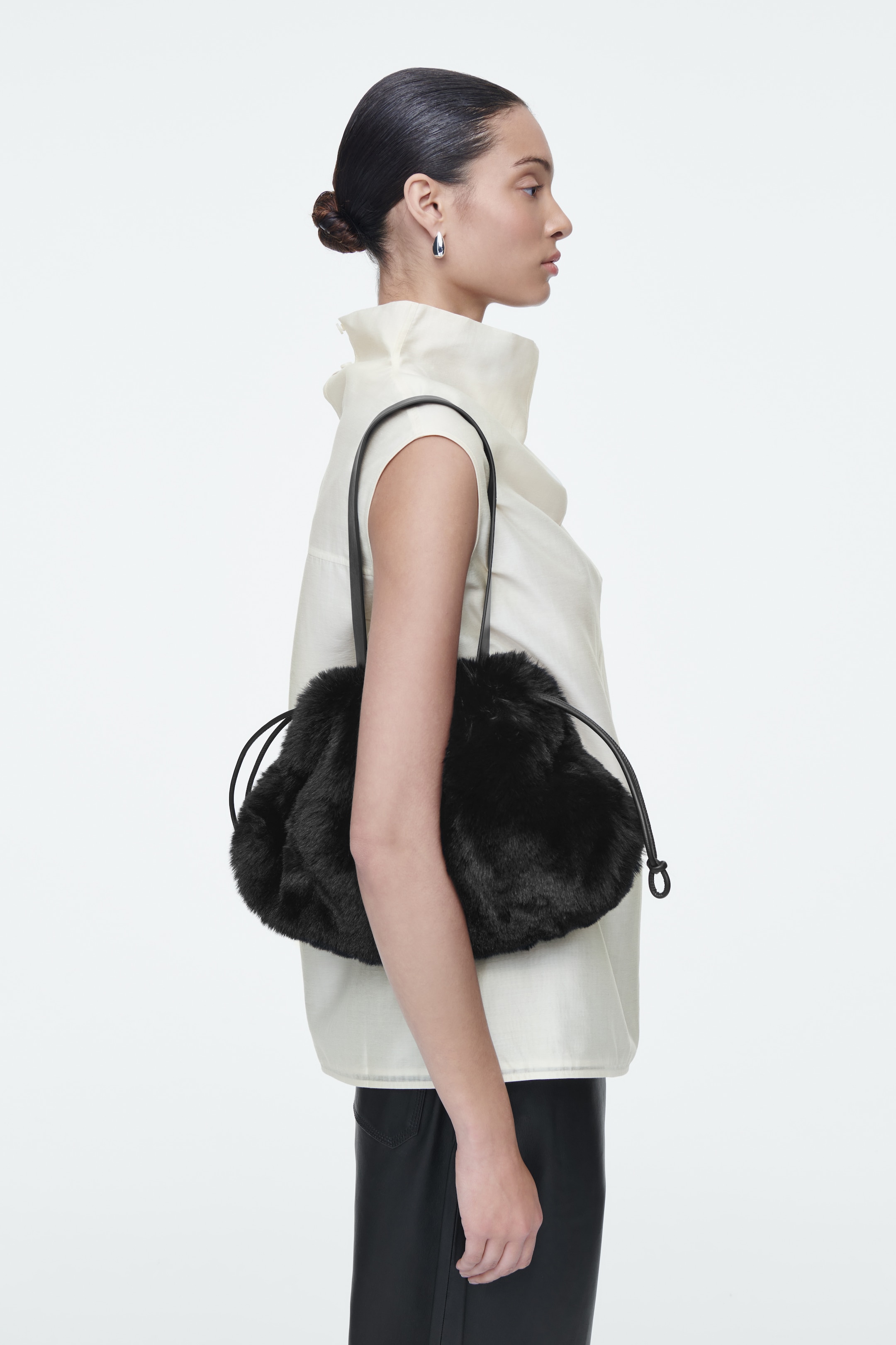 Grösseres Bild ansehen: CAVATELLI CLUTCH - FAUX FUR - SCHWARZ - DAMEN | H&M CH 3
