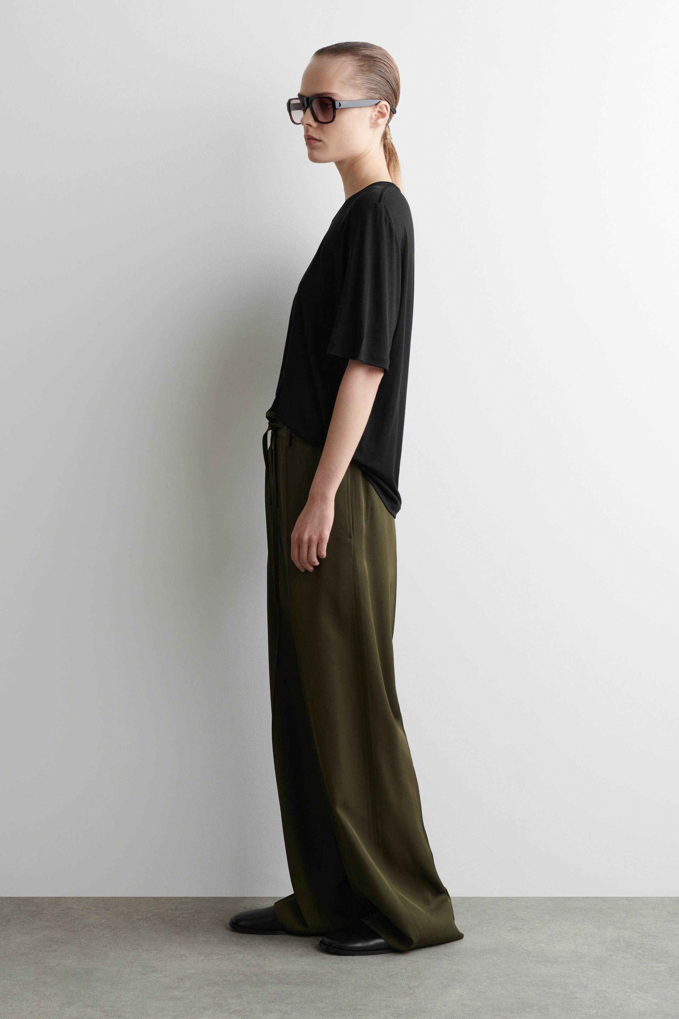Visualizza immagine più grande: T-SHIRT IN SETA - NERO - DONNA | H&M IT 3