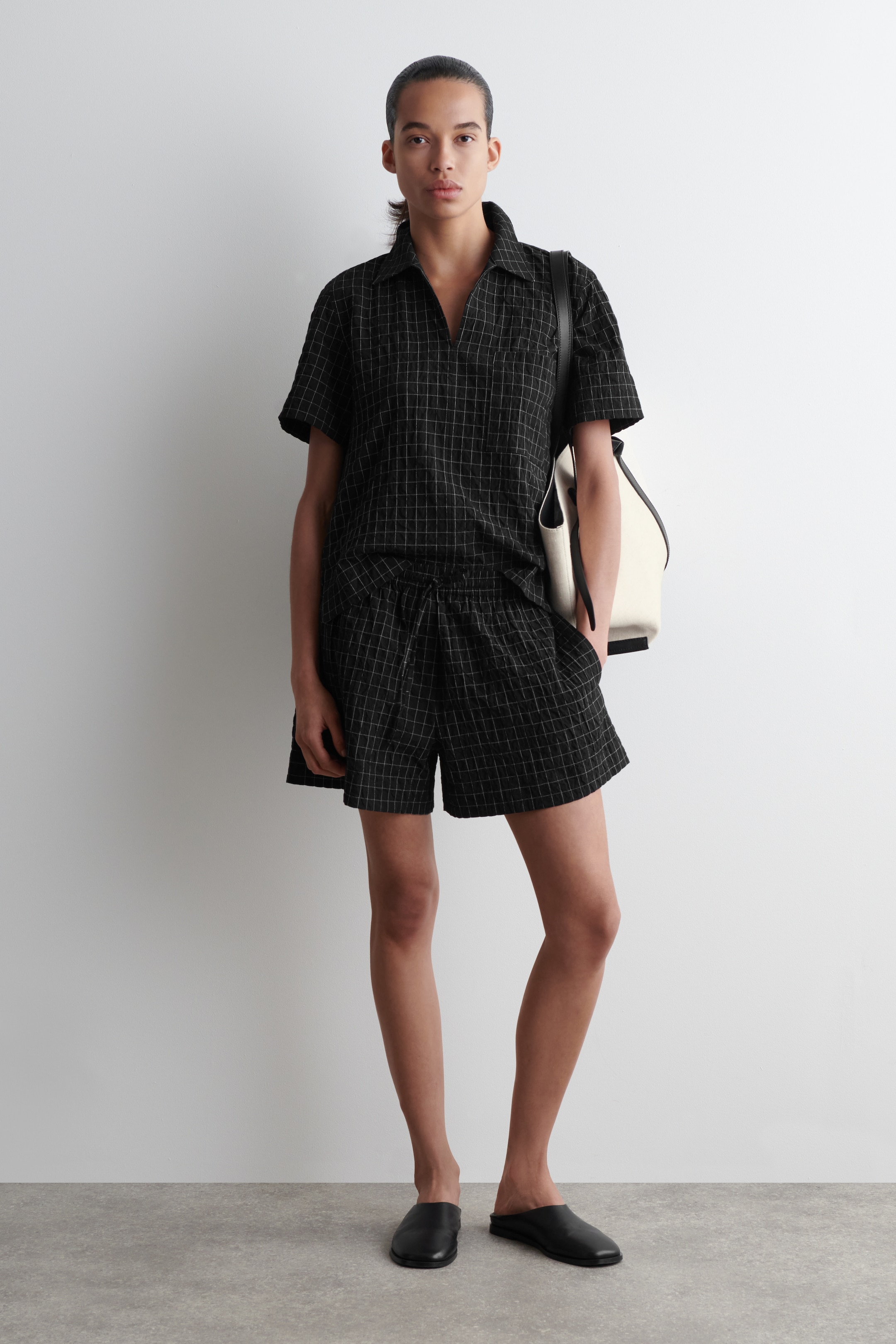 Visa större bild: RUTIGA BOMULLSSHORTS - SVART/RUTIG - DAM | H&M SE 1