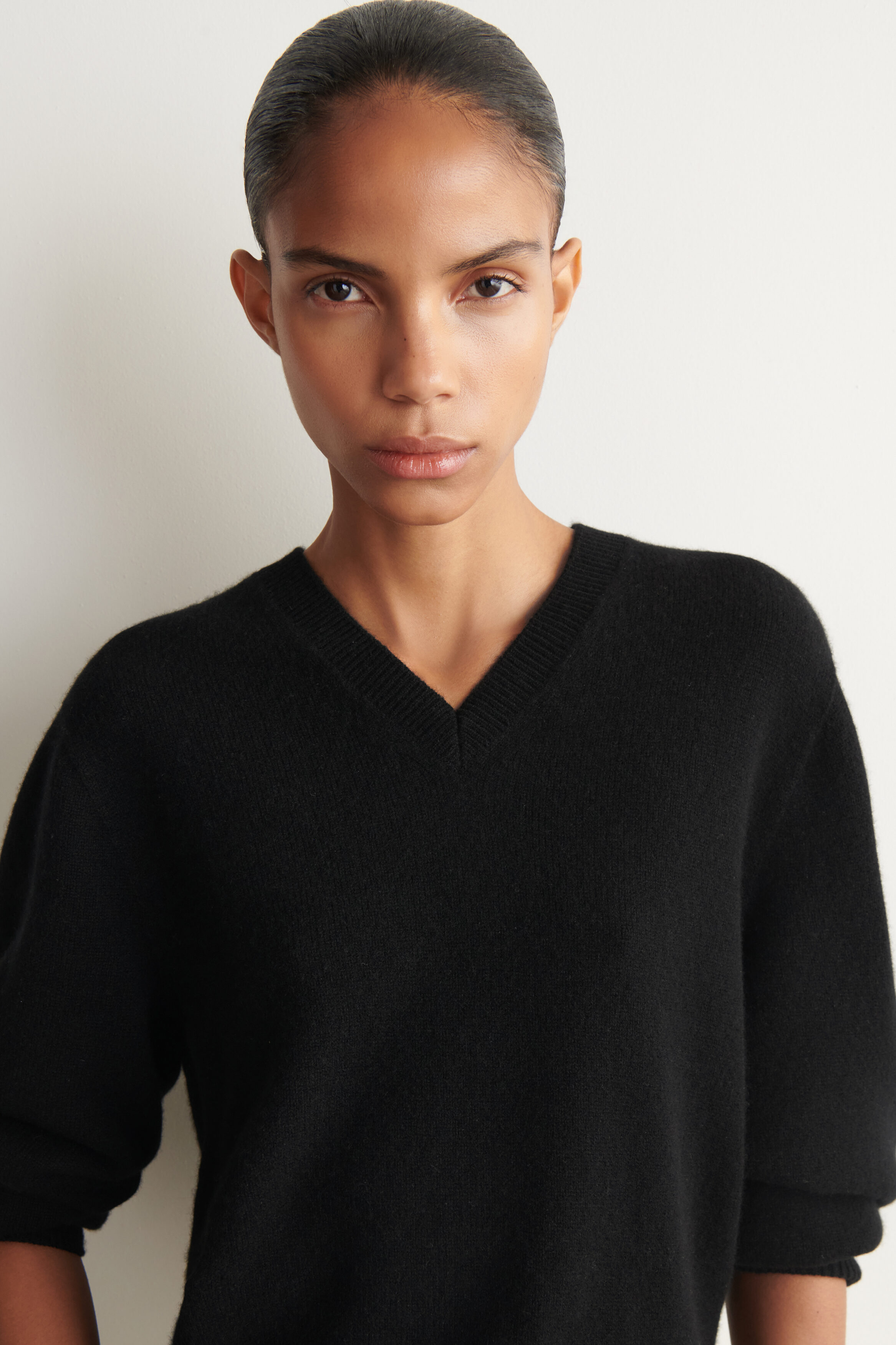 SCULPTED CASHMERE V-NECK JUMPER - BLACK | COS