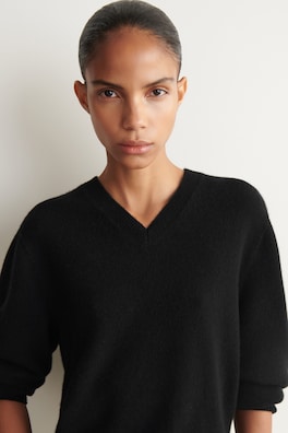 SCULPTED PURE CASHMERE V-NECK SWEATER — BLACK 5