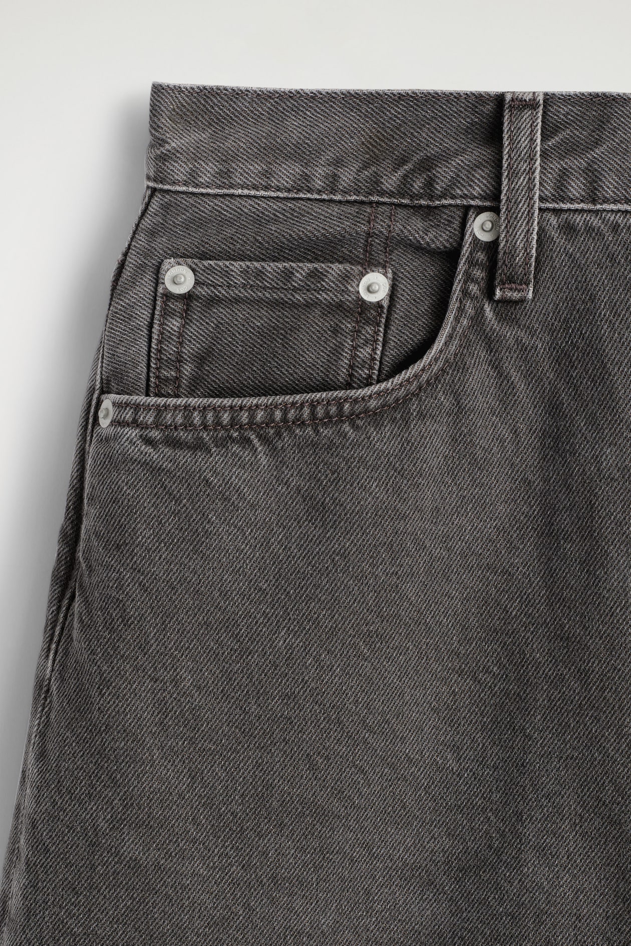 KNEE-LENGTH DENIM SHORTS — DARK BROWN