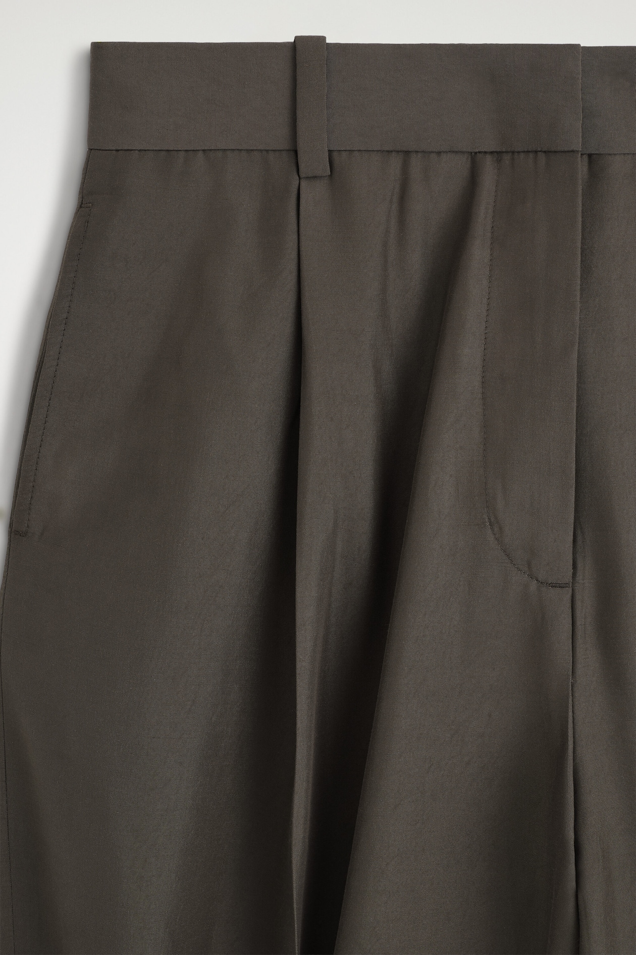 PLEATED BALLOON-LEG PANTS — BROWN