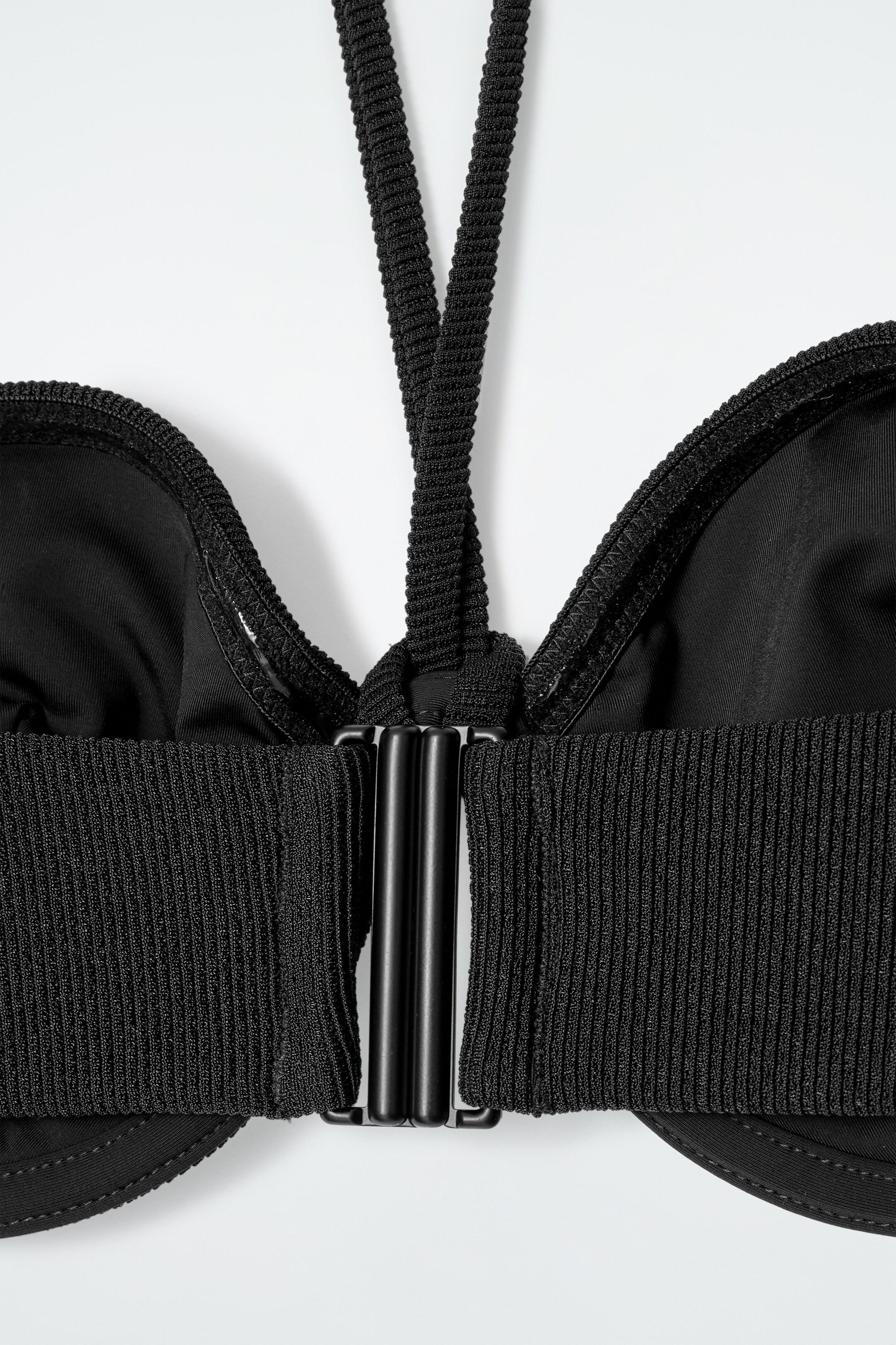 Ingrandisci l'immagine: RIBBED UNDERWIRED HALTERNECK BIKINI TOP - BLACK - DONNA | H&M CH 5