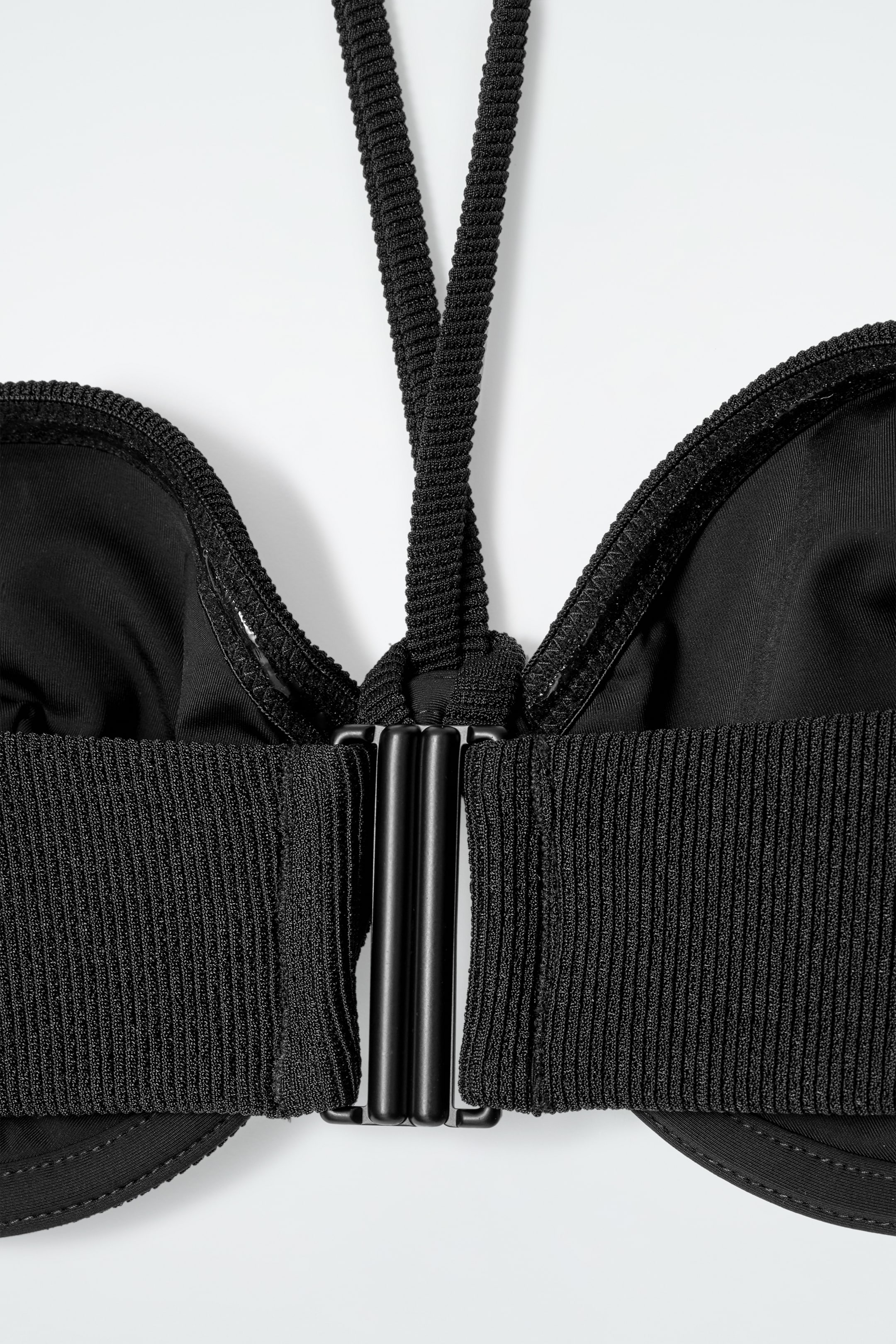 Grotere afbeelding bekijken: GERIBBELDE BIKINITOP MET BEUGEL EN HALTERNEK - ZWART - DAMES | H&M BE 5