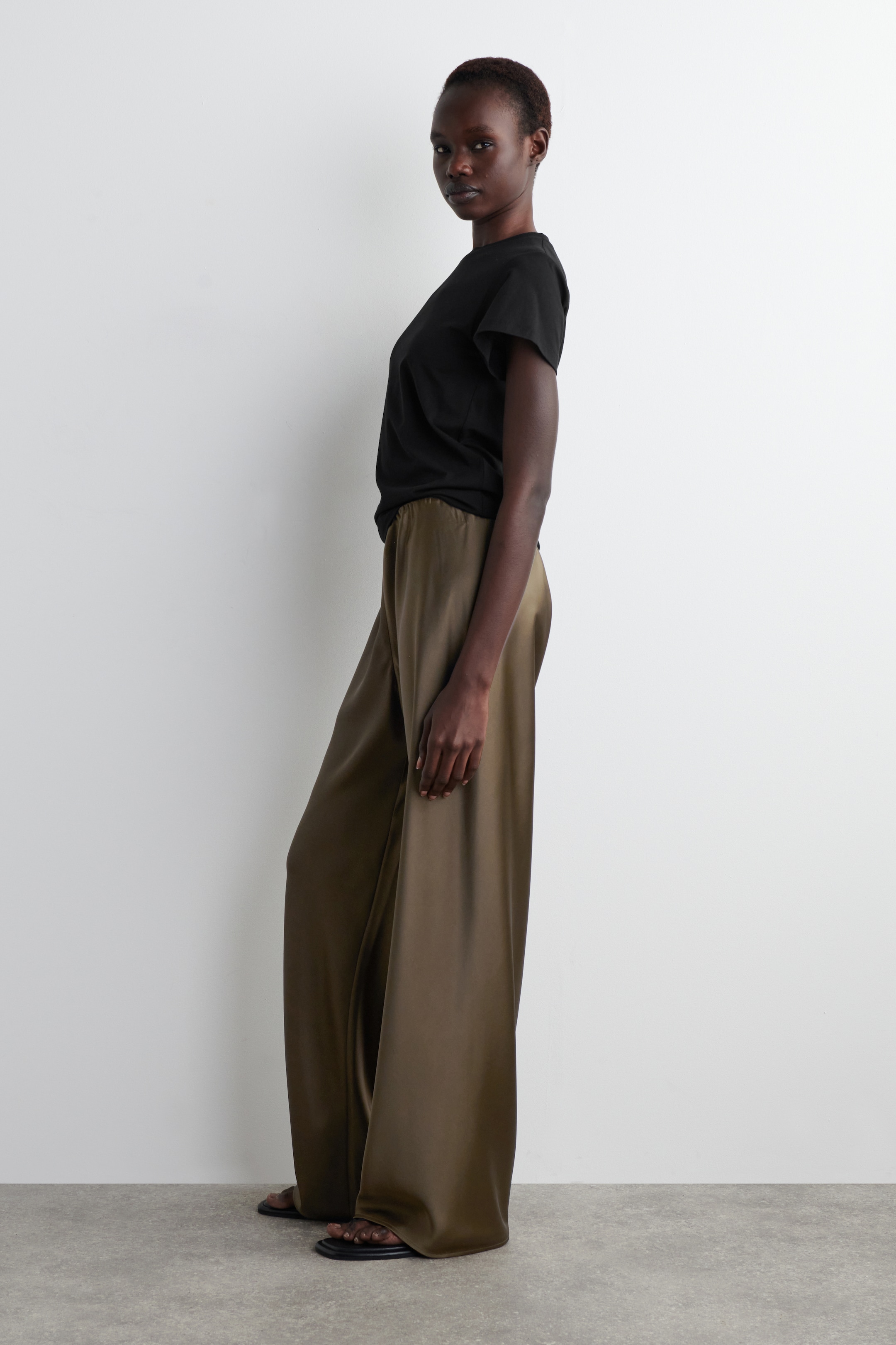 Ver imagen más grande: PANTALONES ANCHOS DE SATÉN - MARRÓN - MUJER | H&M ES 3