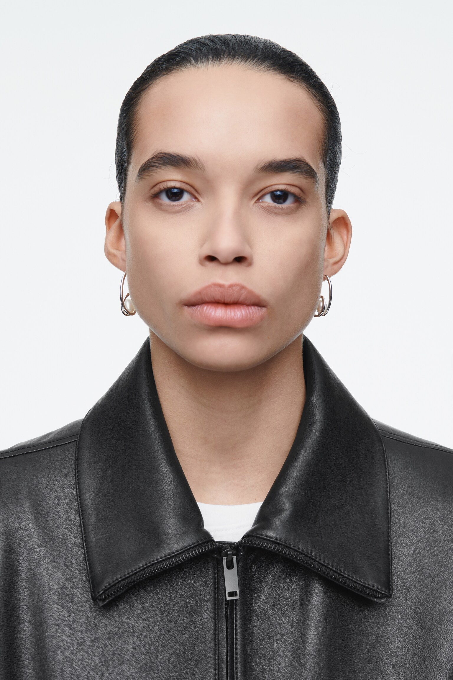 MISMATCHED COILED PEARL HOOP EARRINGS - SILVER