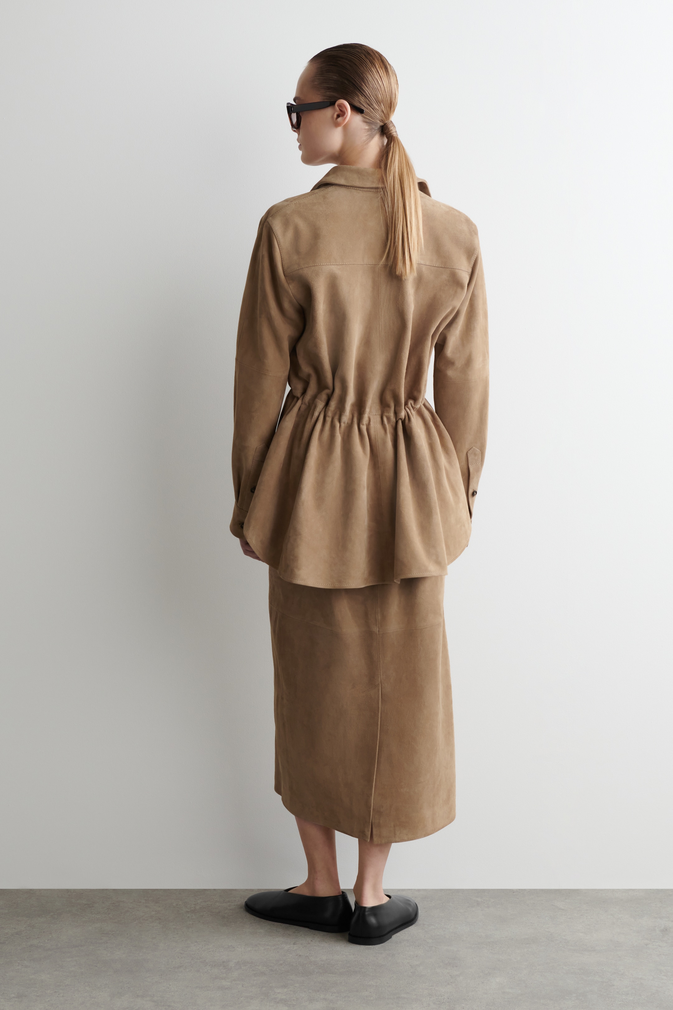 Se større billede: PANELOPDELT MIDI-NEDERDEL I RUSKIND MED SNØRE - SAND (sand) - DAME | H&M DK 4