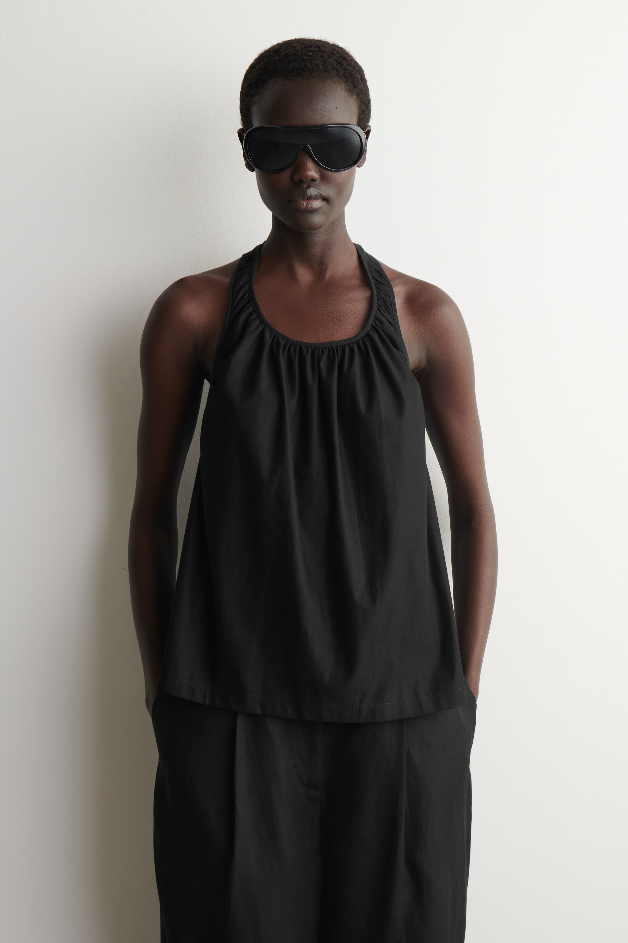 Grotere afbeelding bekijken: OPEN-BACK HALTERNECK TOP - BLACK - DAMES | H&M BE 1