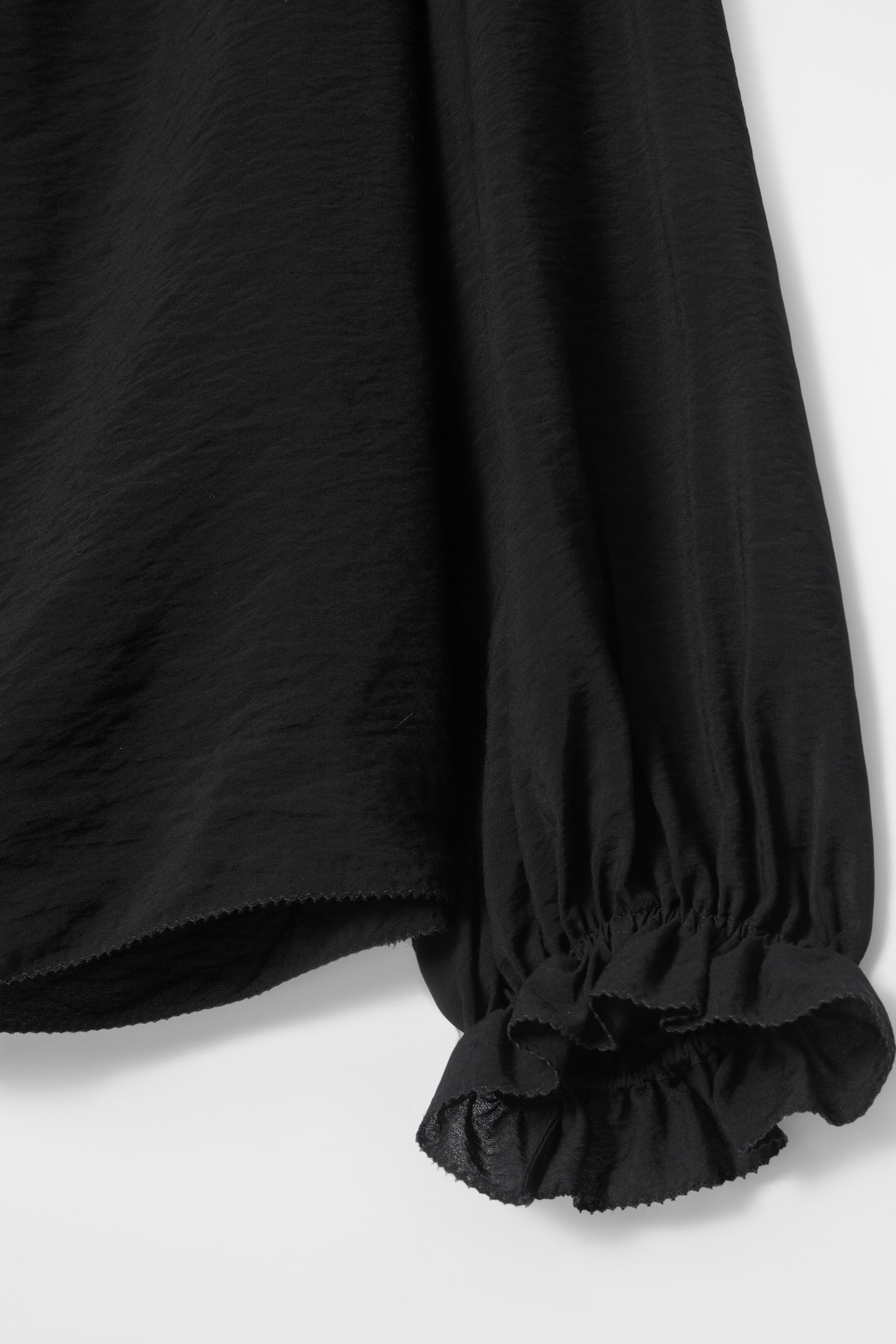 Visa större bild: BLUS MED VOLANG OCH HÖG KRAGE - SVART - DAM | H&M SE 2
