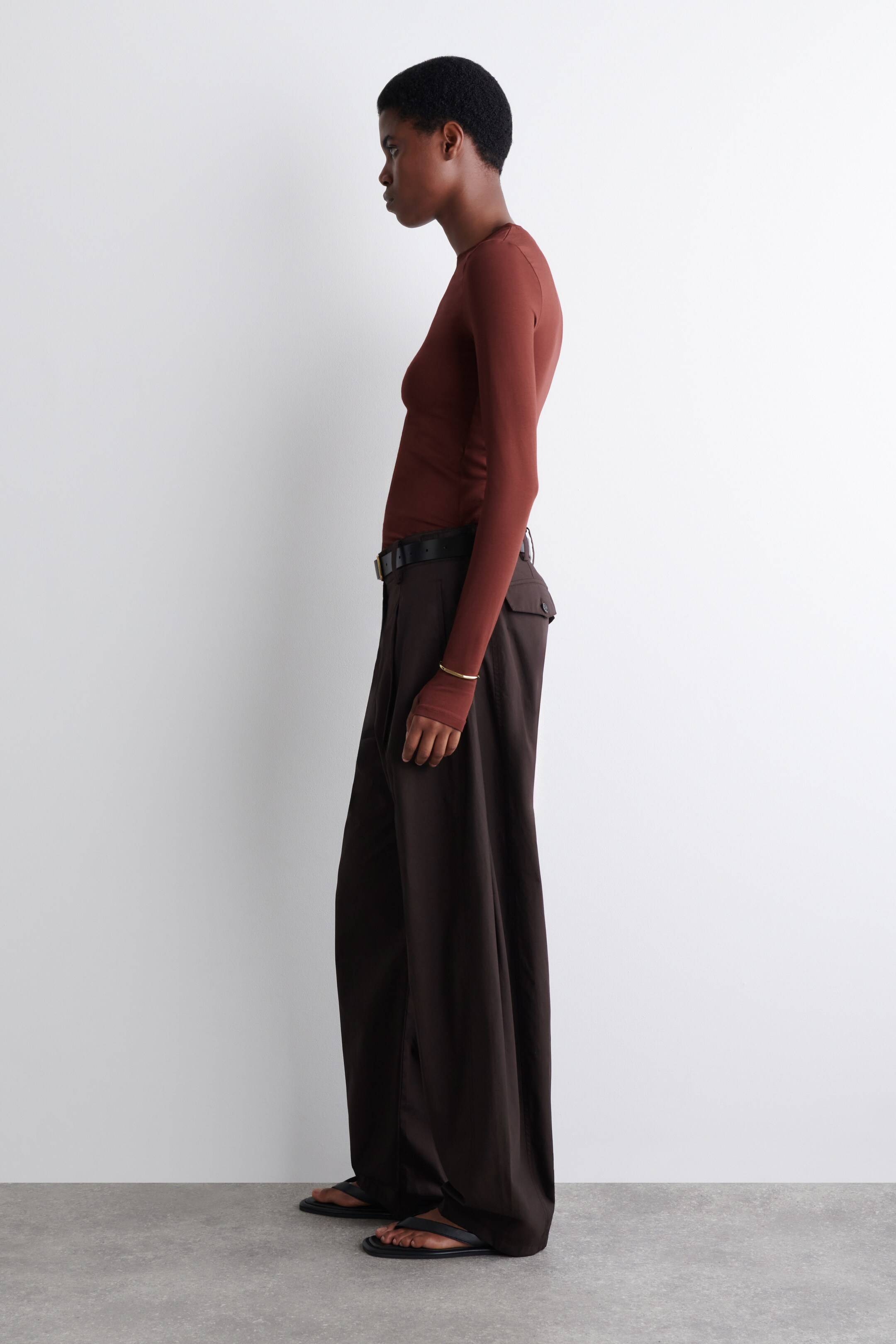 Visa större bild: FIGURNÄRA LÄTTVIKTIG LÅNGÄRMAD TOPP - MÖRKRÖD - DAM | H&M SE 3