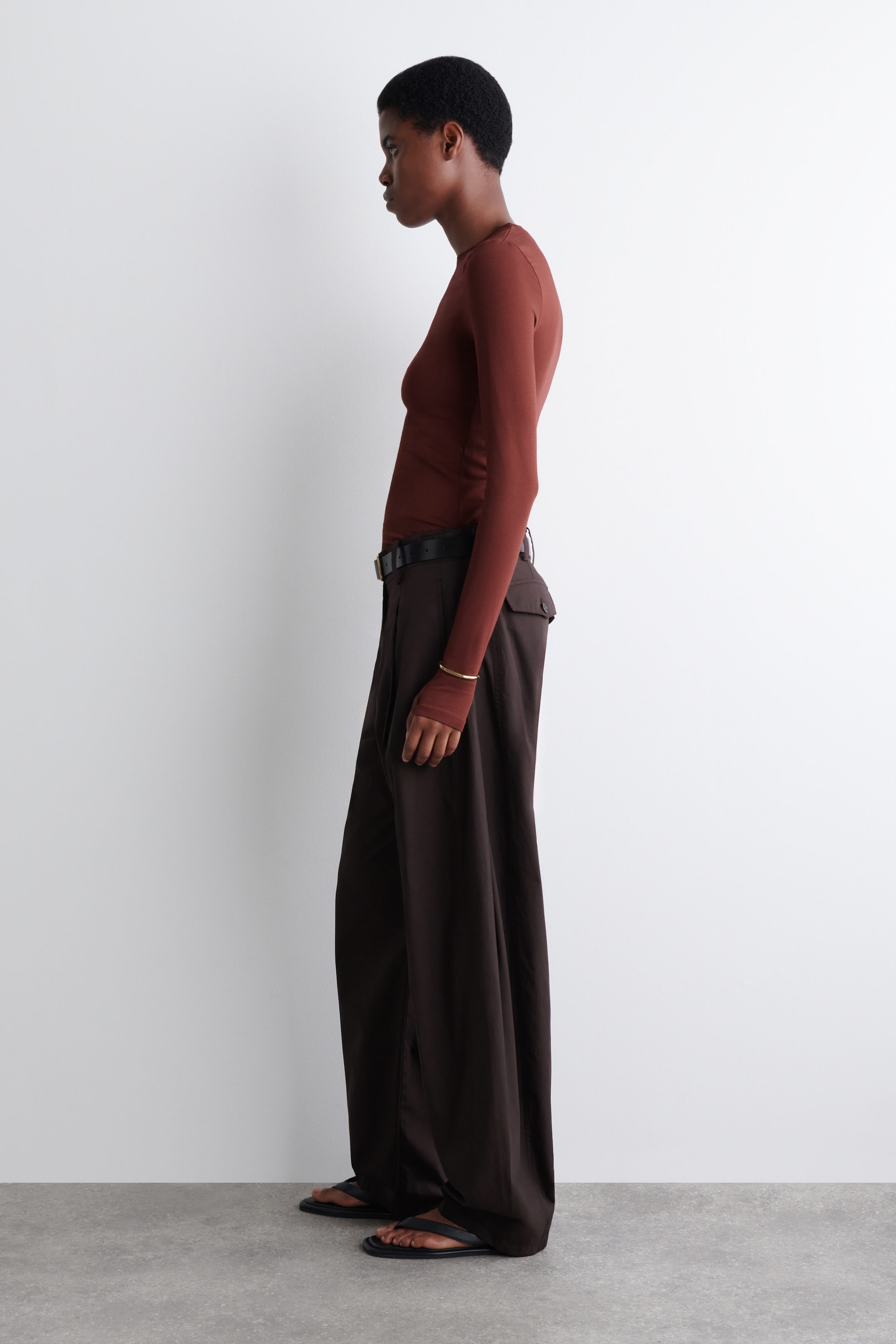 SLIM LIGHTWEIGHT LONG-SLEEVED TOP
