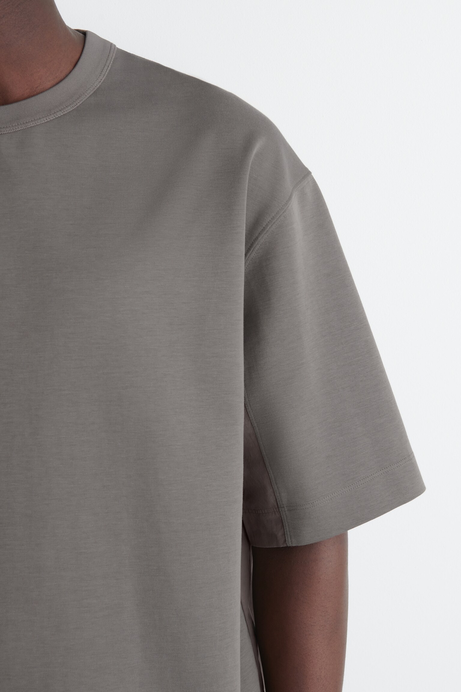 CAMISETA OVERSIZE CON PANEL DE NYLON - TOPO - 5