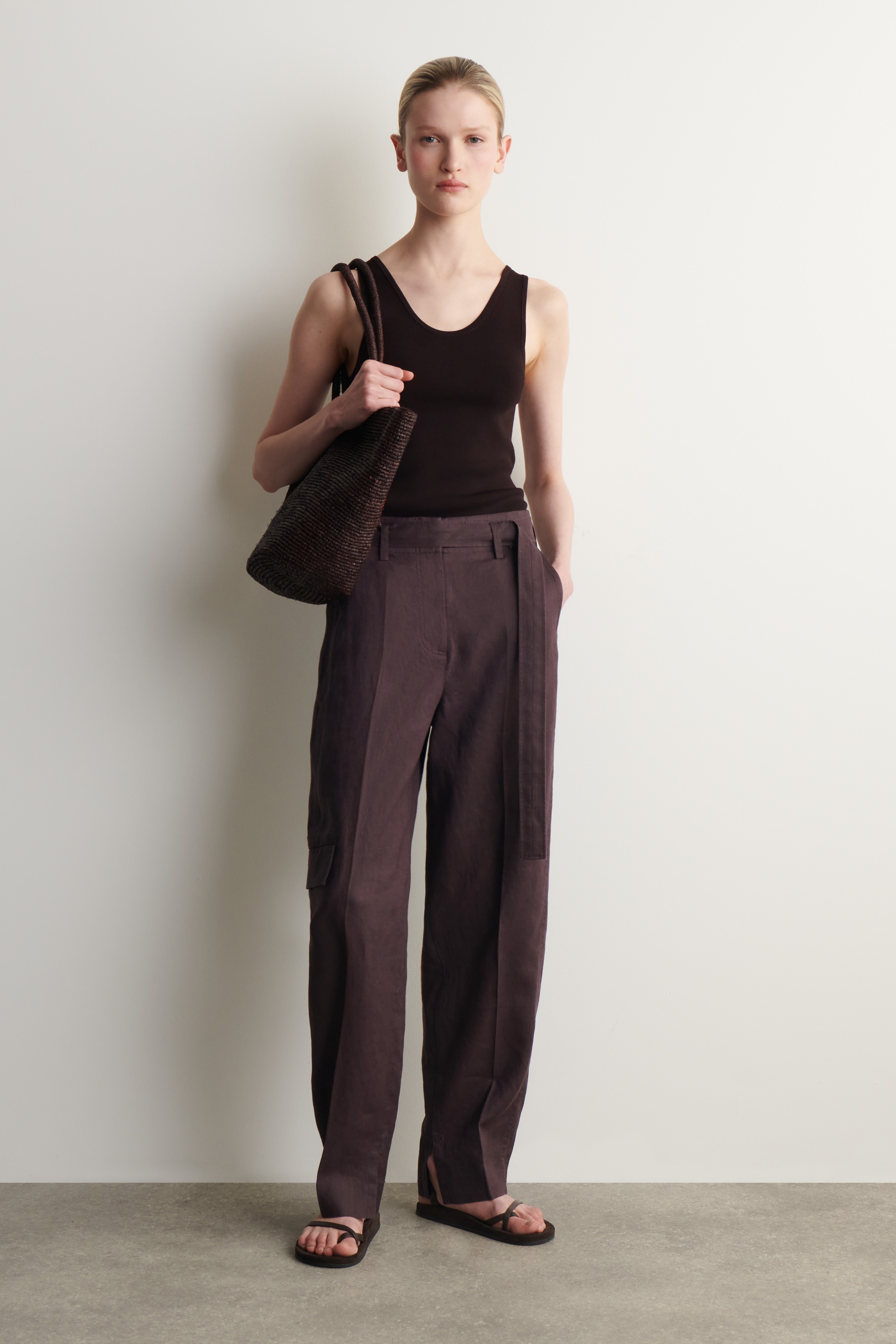 LEINENHOSE MIT BARREL-BEIN UND GÜRTEL