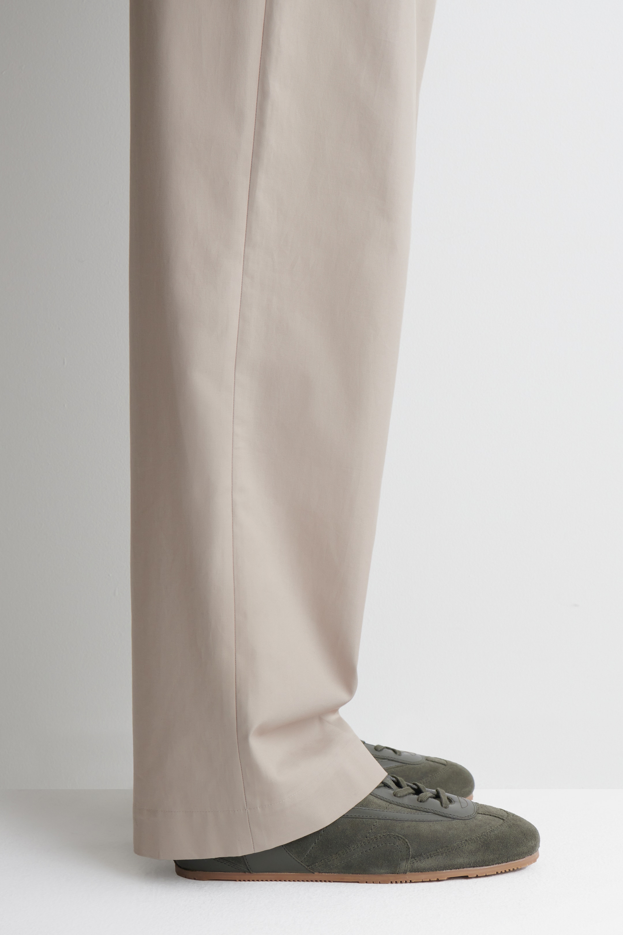 Zobraziť väčší obrázok: Minimalistické semišové tenisky - SIVÁ - MUŽI | H&M SK 3
