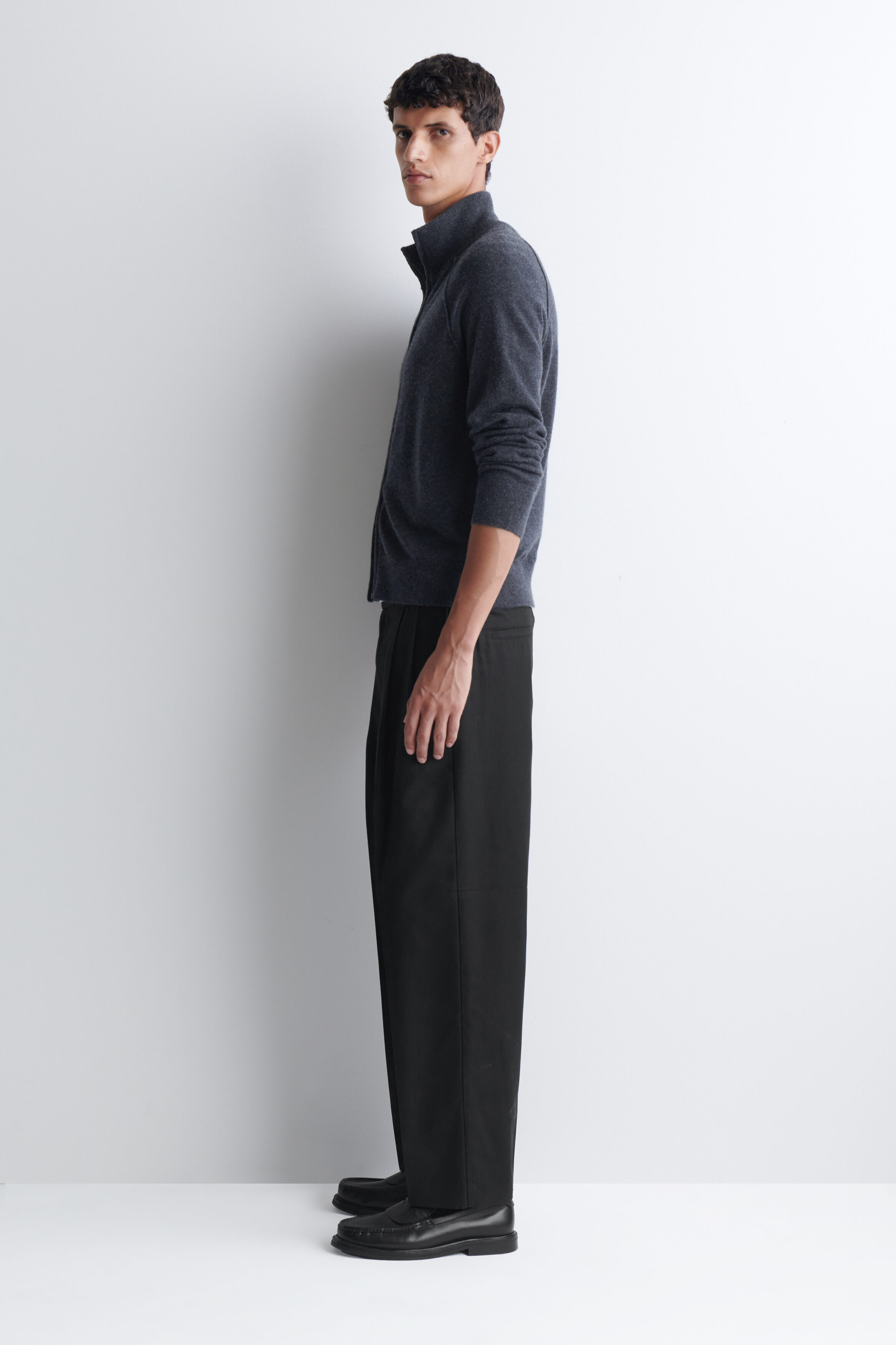 PLEATED RELAXED-FIT TAPERED PANTS - thumbnail 9