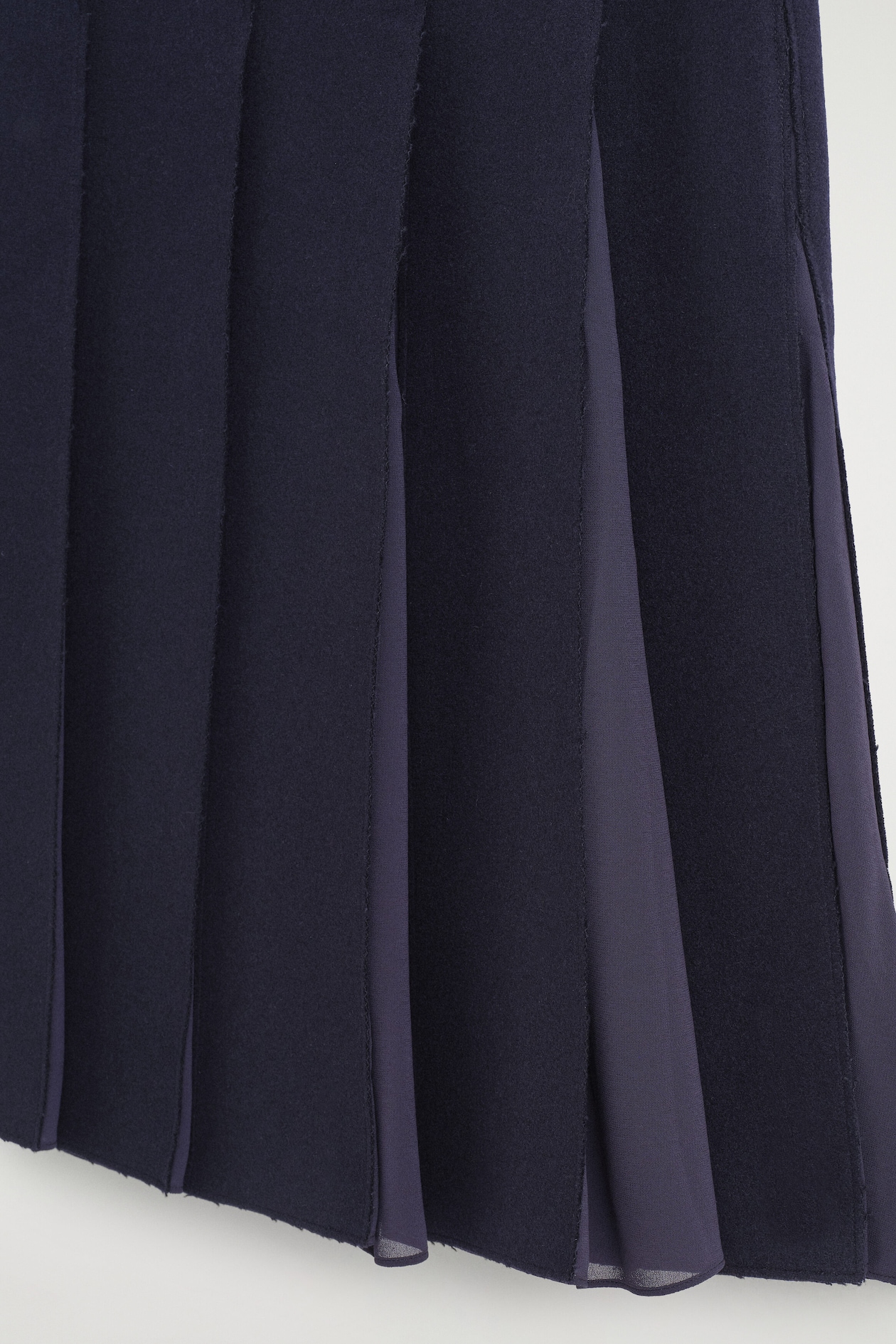 BELTED PLEATED WOOL-BLEND SKIRT — NAVY